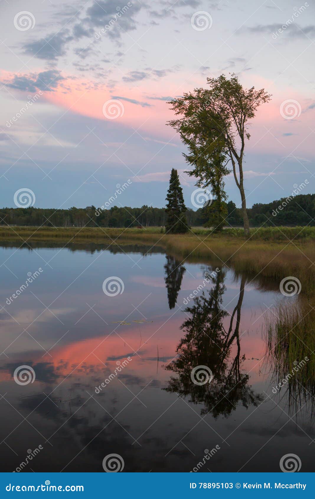 Zmierzch nad spokojnym jeziorem. Zmierzch z dramatycznymi chmurami nad spokojnym jeziorem