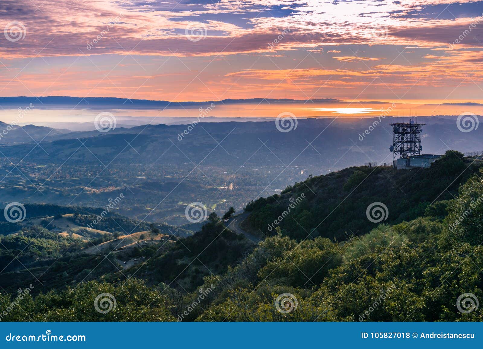 Zmierzchu widok w kierunku San Fransisco zatoki jak widzieć od szczytu Mt Diablo. Zmierzch panorama w kierunku San Fransisco zatoki jak widzieć od szczytu Mt Diablo, Mt Diablo stanu park Kontra Costa okręg administracyjny, San Fransisco zatoki teren, Kalifornia