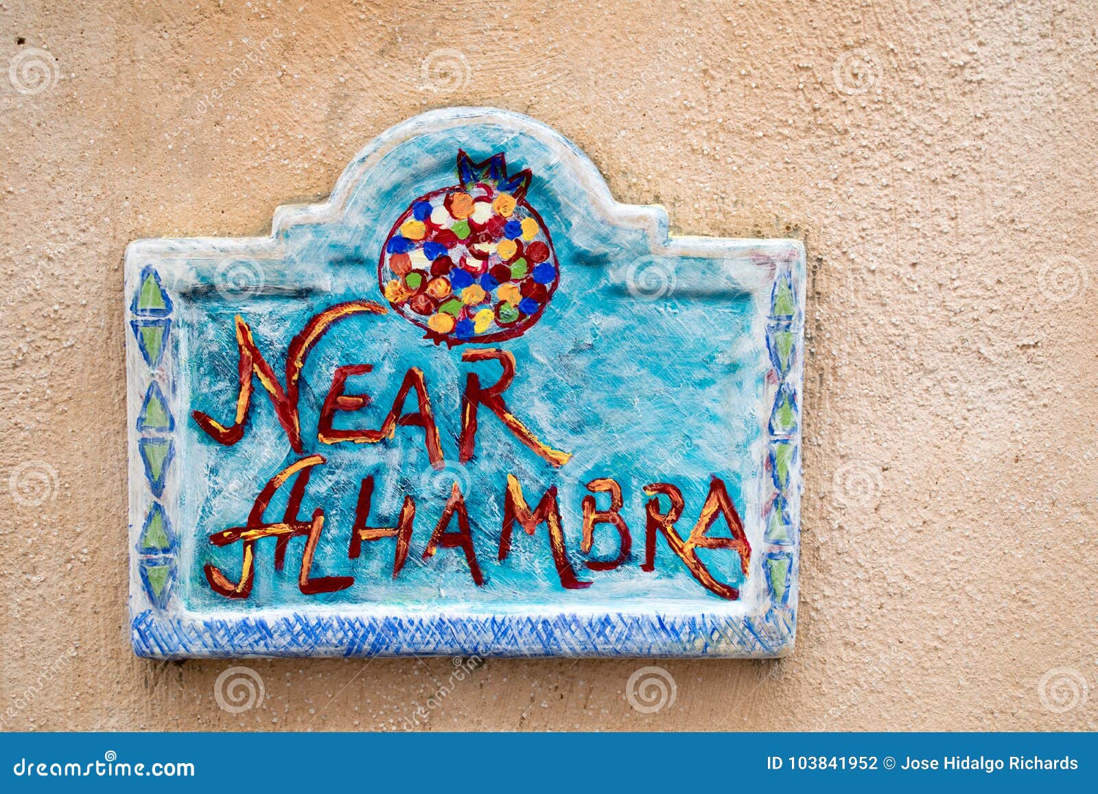 Znak Alhambra. Piękny ceramiczny znak zakłada blisko Alhambra, Hiszpania