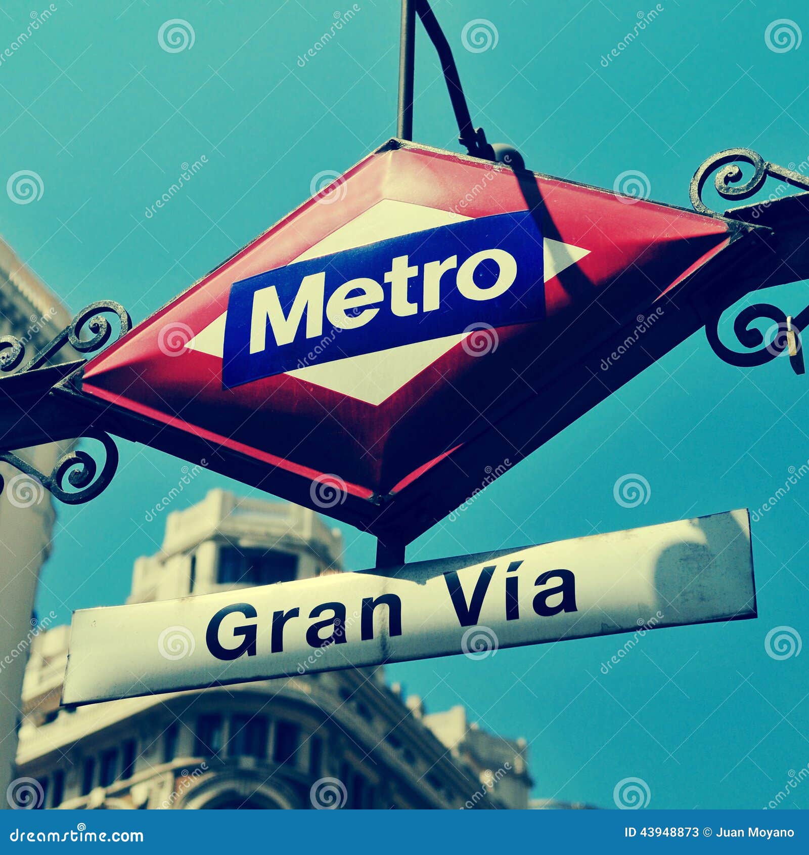 Znak Gran Przez staci metru w Madryt, Hiszpania, z retro ef. Szczegół znak Gran Przez staci metru w Madryt, Hiszpania, z retro skutkiem