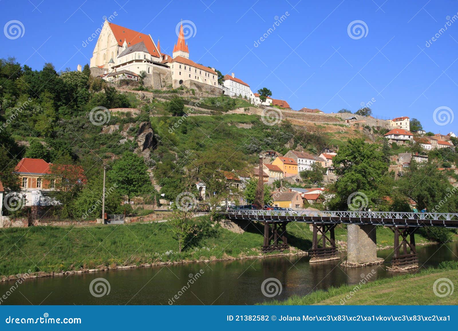 Kerken St. Nicholas en St. Wenceslas in stad Znojmo, Tsjechische republiek. Rivier Dyje (Thaya) in de voorgrond.