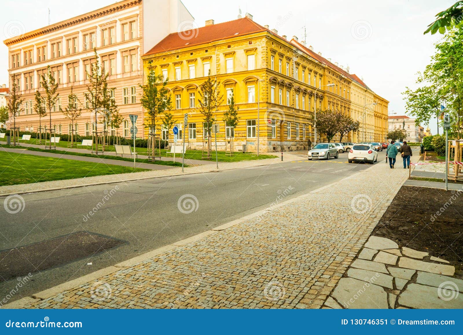 Znojmo samochodów grodzki ruch drogowy. Znojmo miasteczko stare miasto Ruch samochody Ruch drogowy w mieście