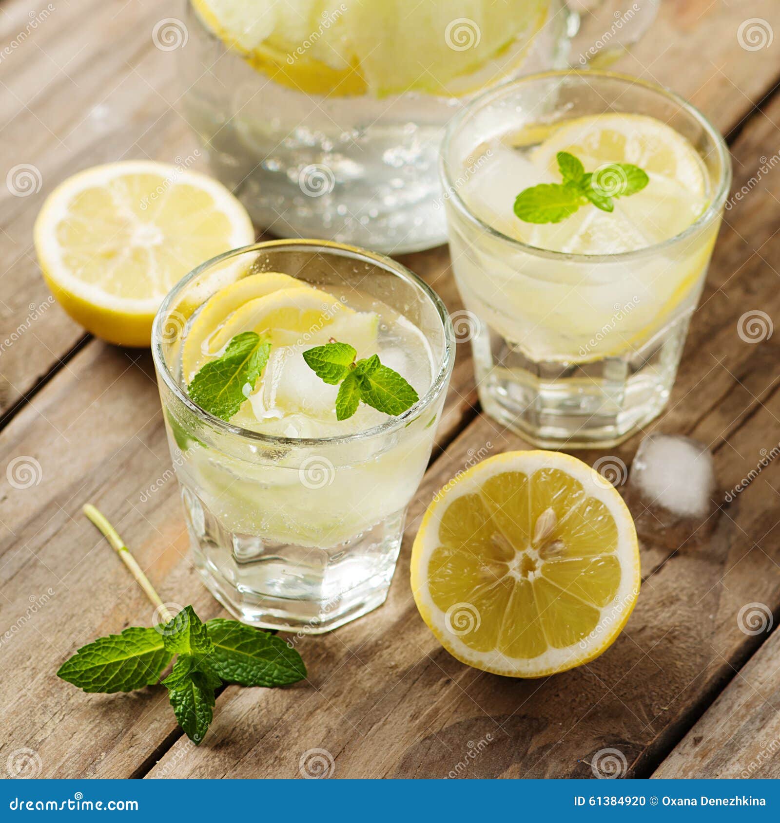 Zoet water met citroen, munt en komkommer, selectieve nadruk en vierkant beeld