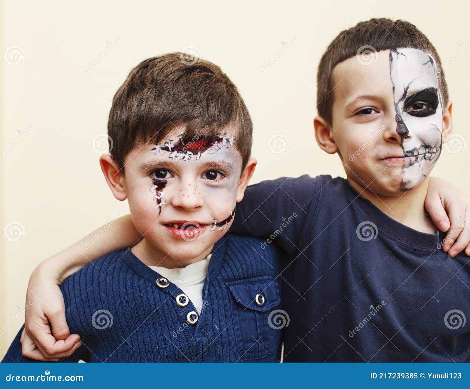 Verdachte uitzending Begrafenis Zombie Apocalypse Kinderen Concept. Verjaardagsfeest Facepaint Op Kinderen  Scar Face Skelet Samen Met Plezier Stock Afbeelding - Image of kind,  halloween: 217239385