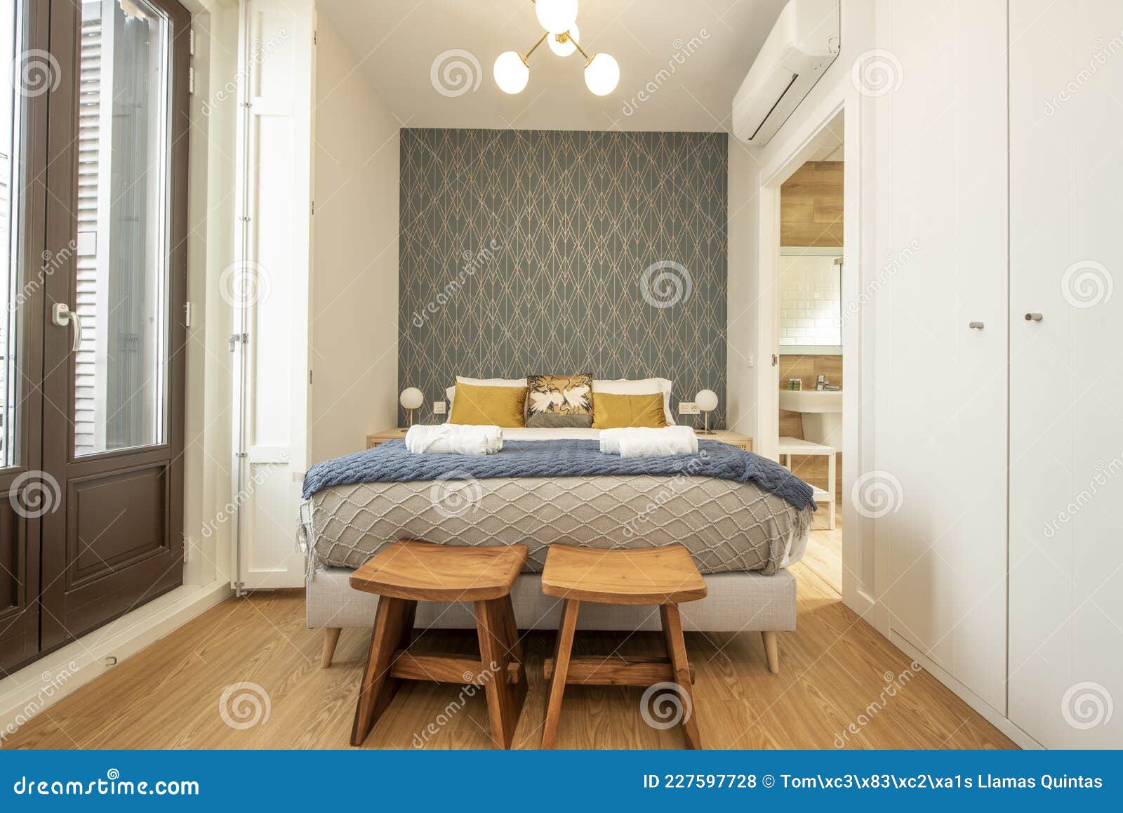 Zona De Dormitorio Con Cama De 2x2 M En Un Edificio De Nueva Decoración  Foto de archivo - Imagen de hotel, nuevamente: 227597728