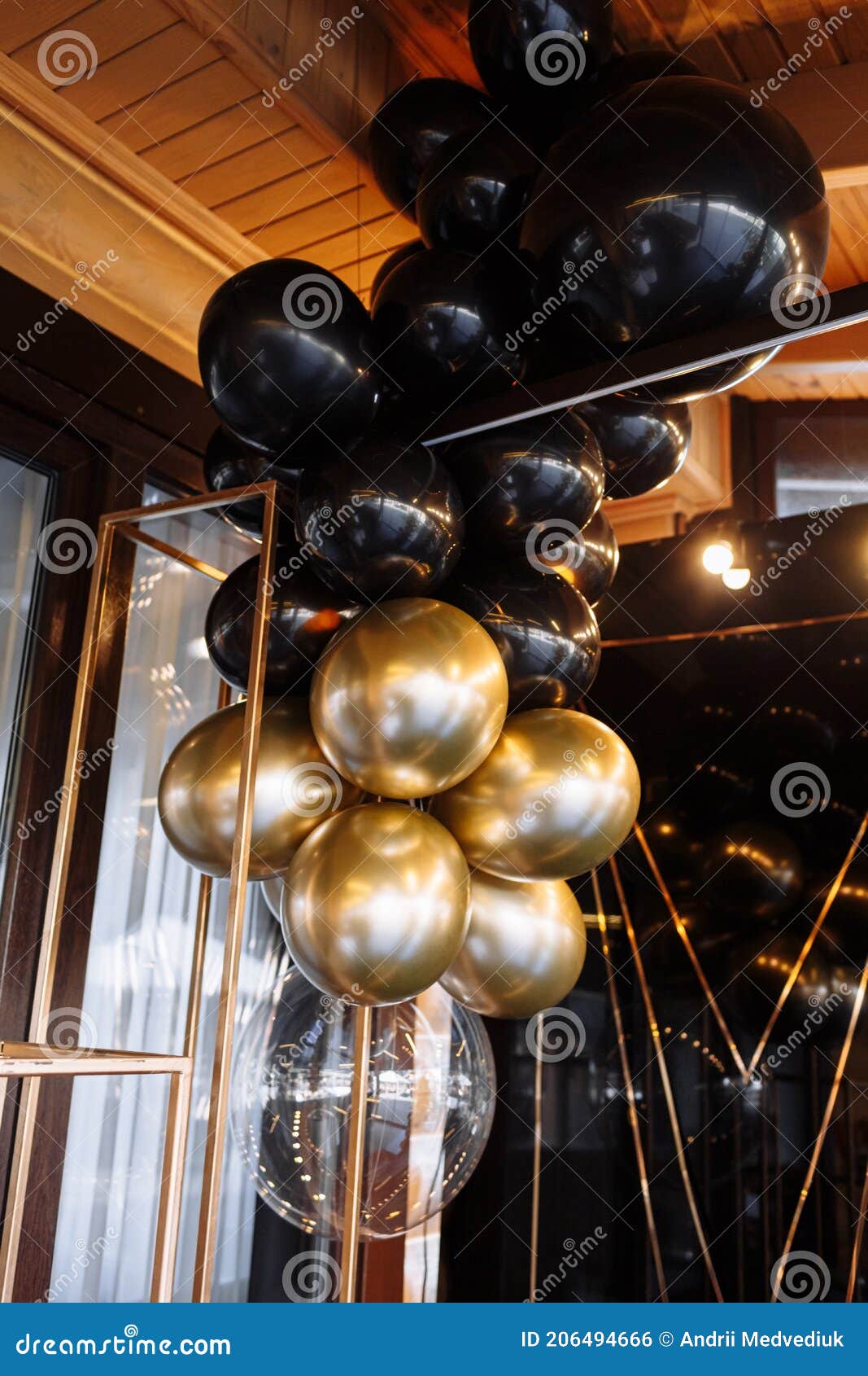 Zona De Fotos De Boda O Cumpleaños Con Globos Blancos Negros Y Dorados En  El Interior. Decoración De Fiesta De Vacaciones. Fondo D Foto de archivo -  Imagen de negro, plata: 206494666