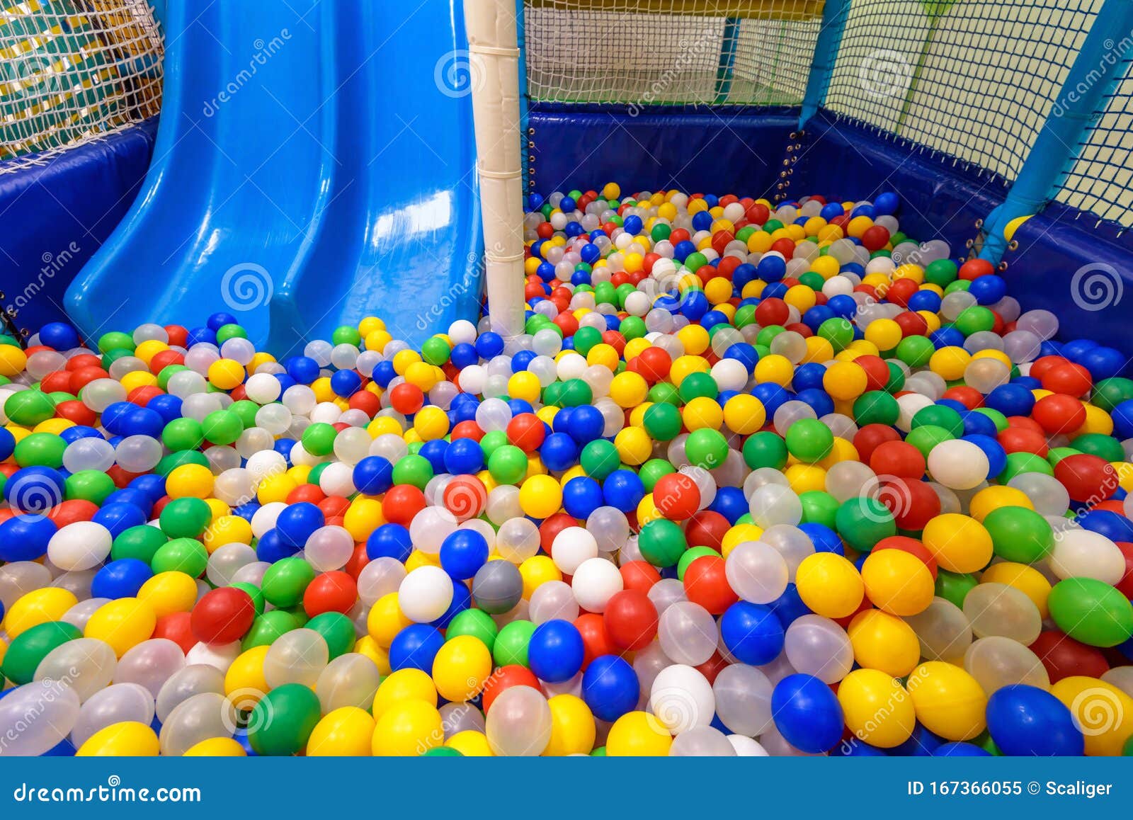piscina de pelotas con tobogan