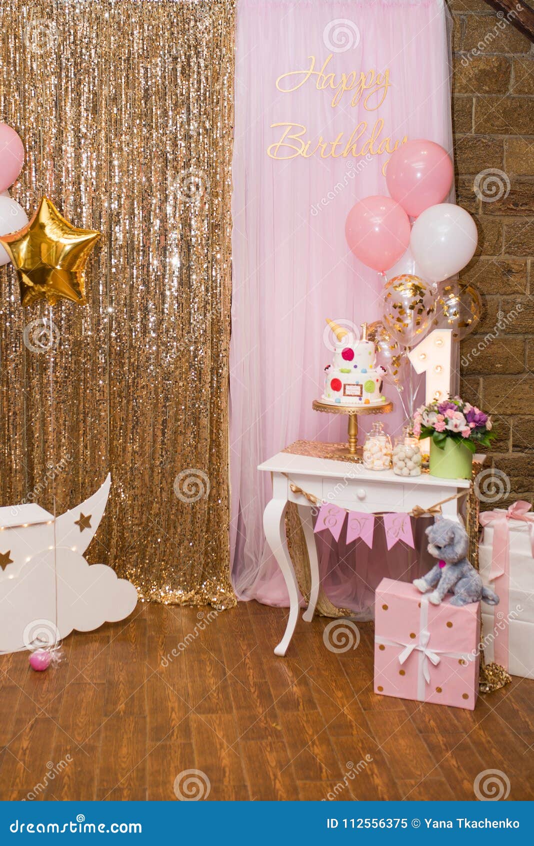 Zone De Photo Du ` S D'enfants Avec Des Bonbons Et Ballons Décorations Pour  Une Fête D'anniversaire De Girlâ€™s D'un an Image stock - Image du gâteau,  rose: 112556375