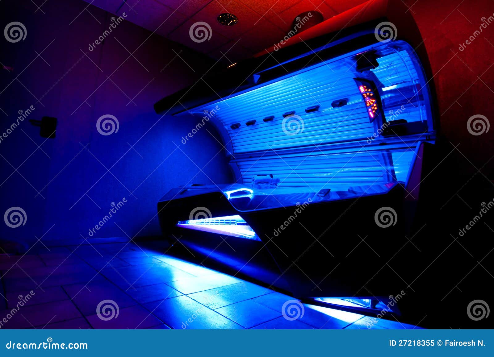 Zonnebank Bij Solariumstudio Stock Afbeelding Image of kleurrijk