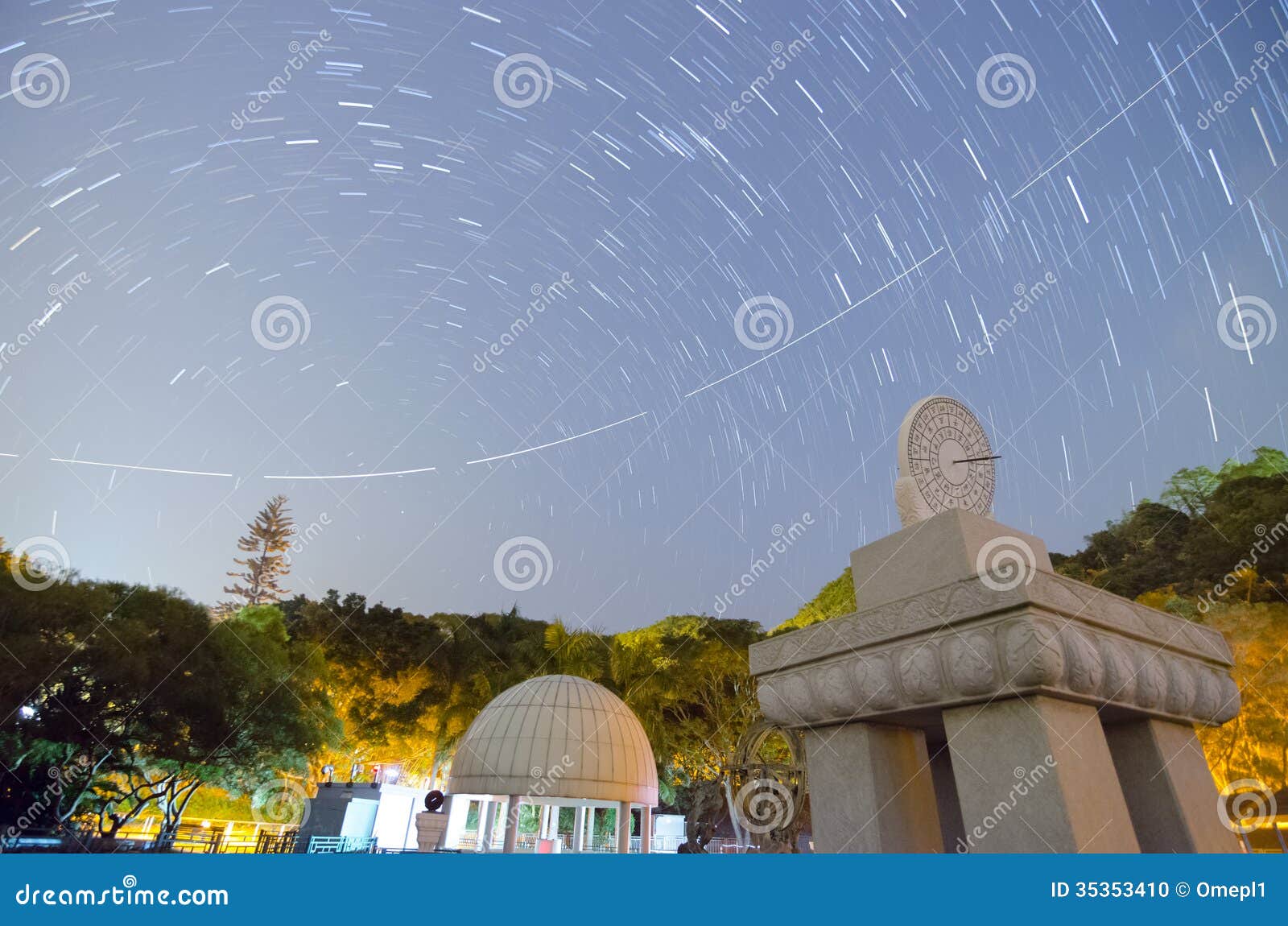 Zonnewijzer, Vliegtuigsleep en Stersleep. Een beeld van een equatoriale zonnewijzer met Chinese karakters die op de tijd wijzen en de ster slepen en ook vliegtuigsleep in de hemel.
