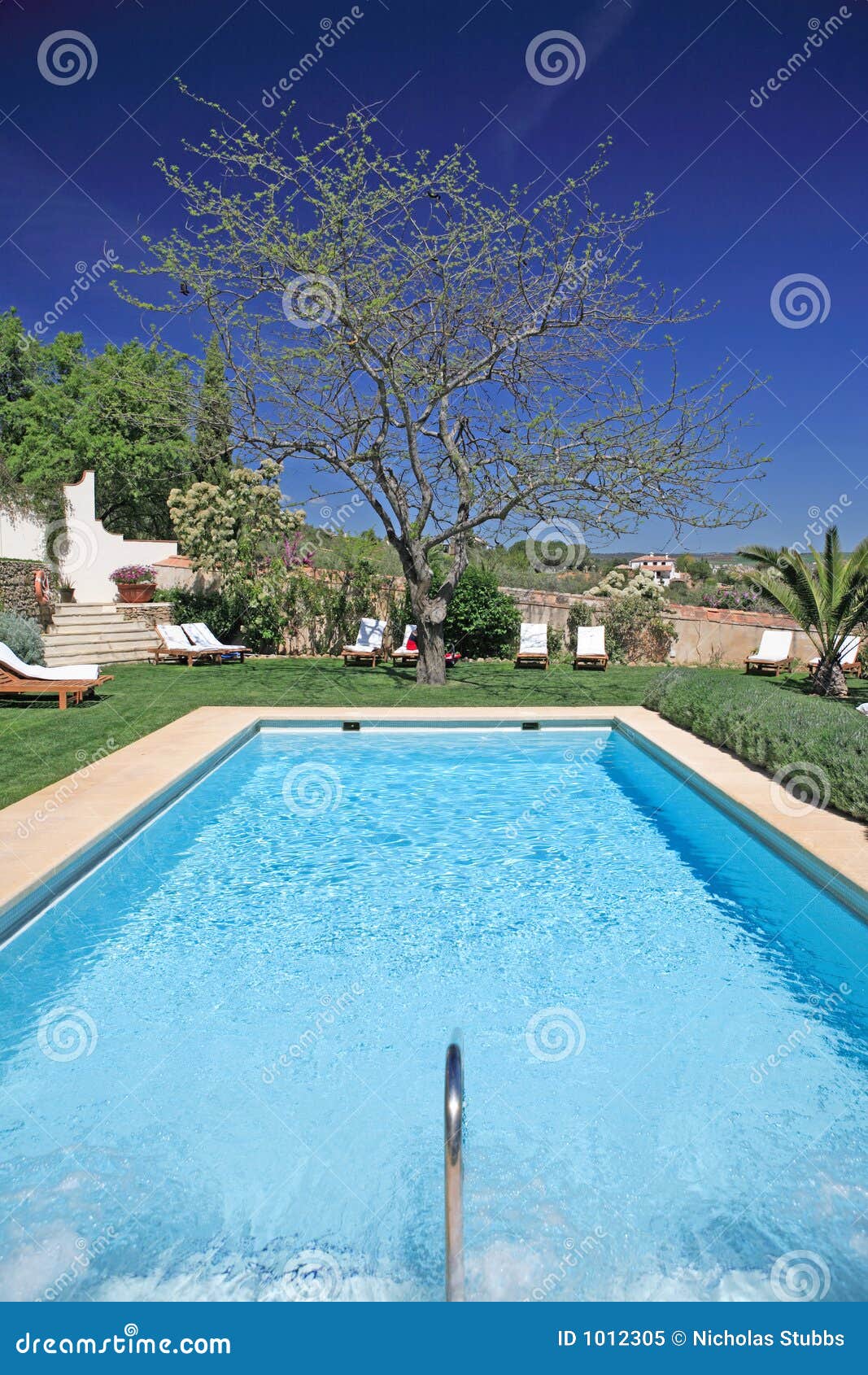 Zonnig, Zwembad in Spanje Stock Afbeelding Image of ontruim, 1012305