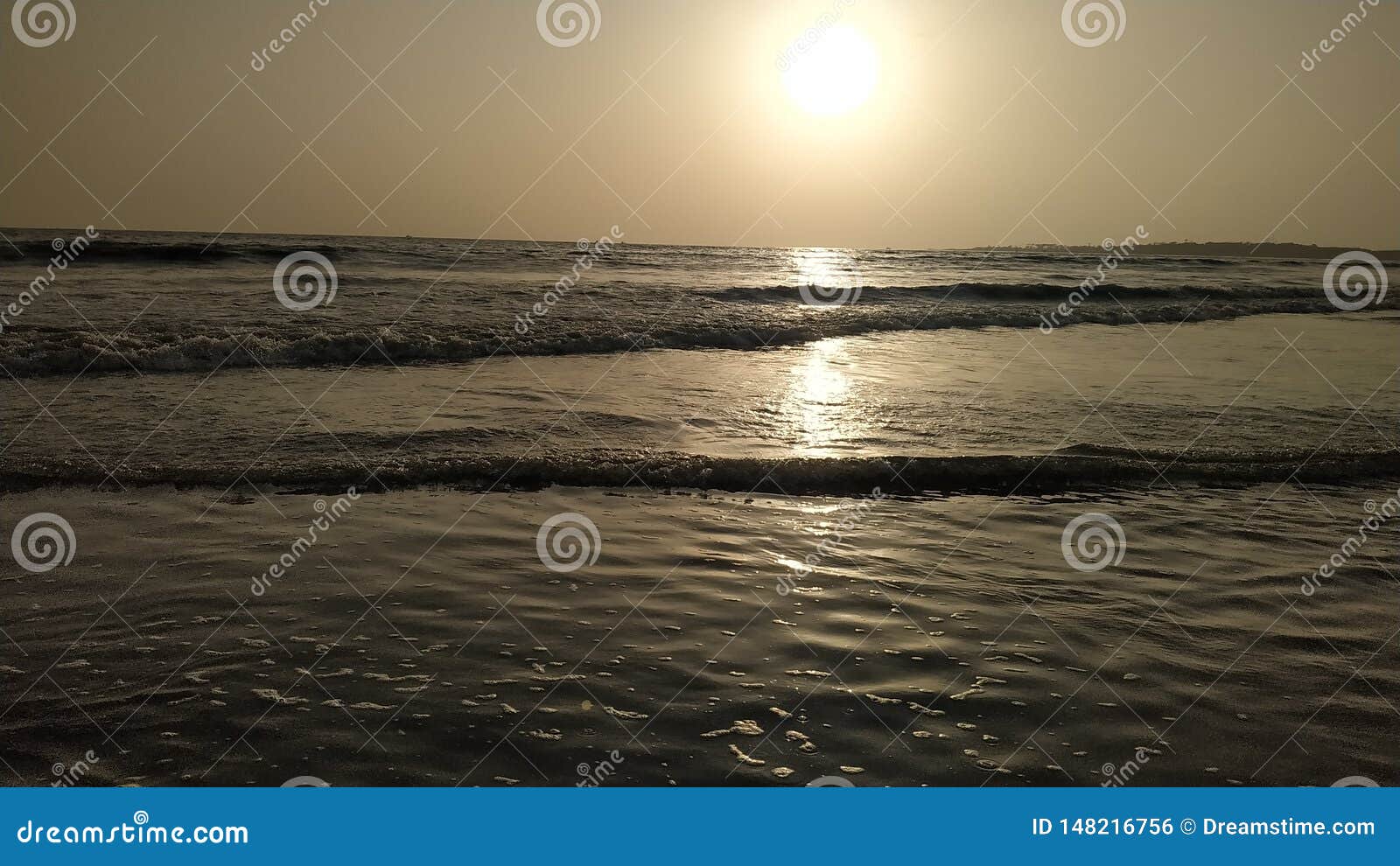 Zonsondergang bij strand van Mumbai. Verfraai zonsondergang in de stranden van mumbai