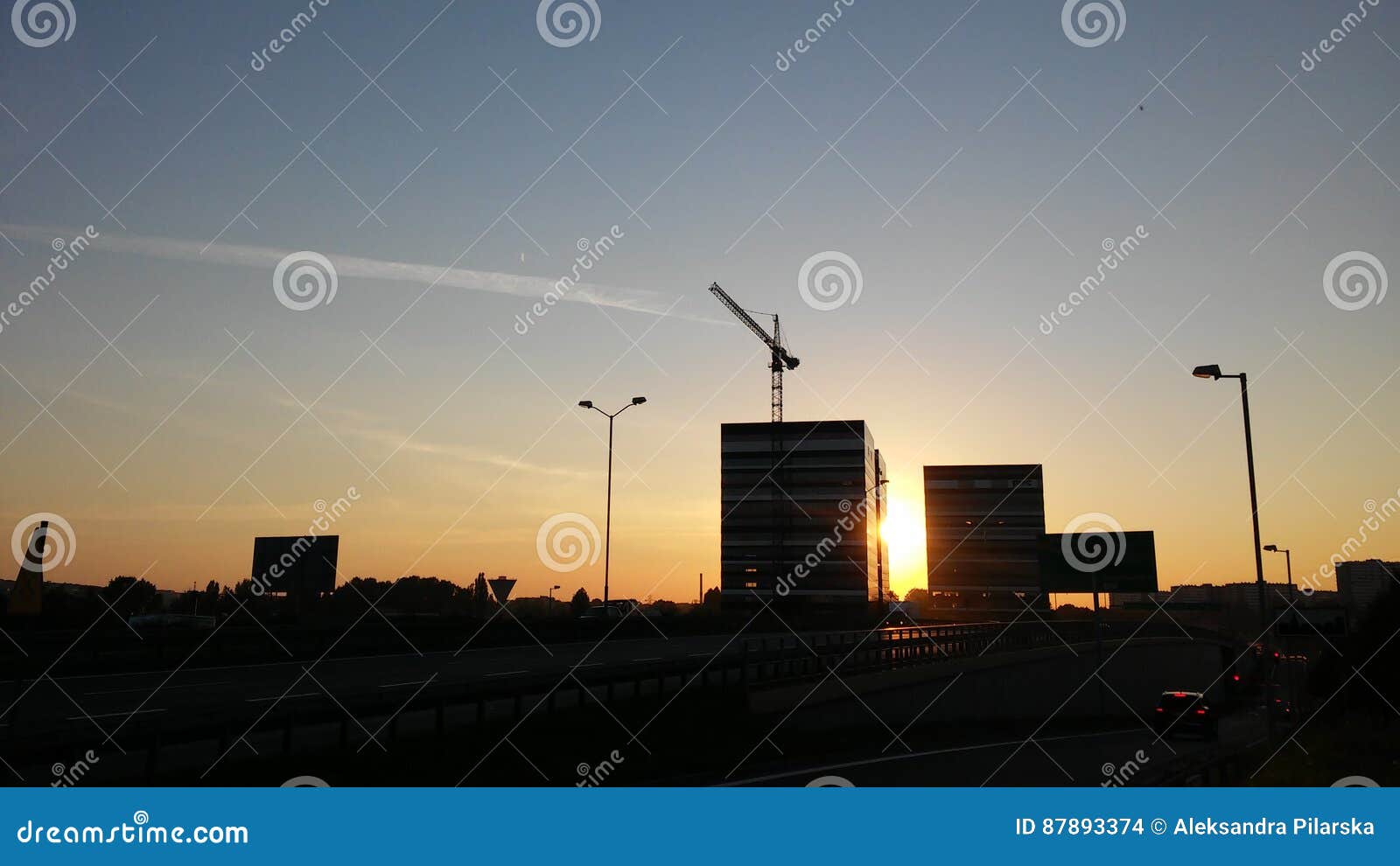Zonsondergang in de stad. Twee gebouwen en mooie zon