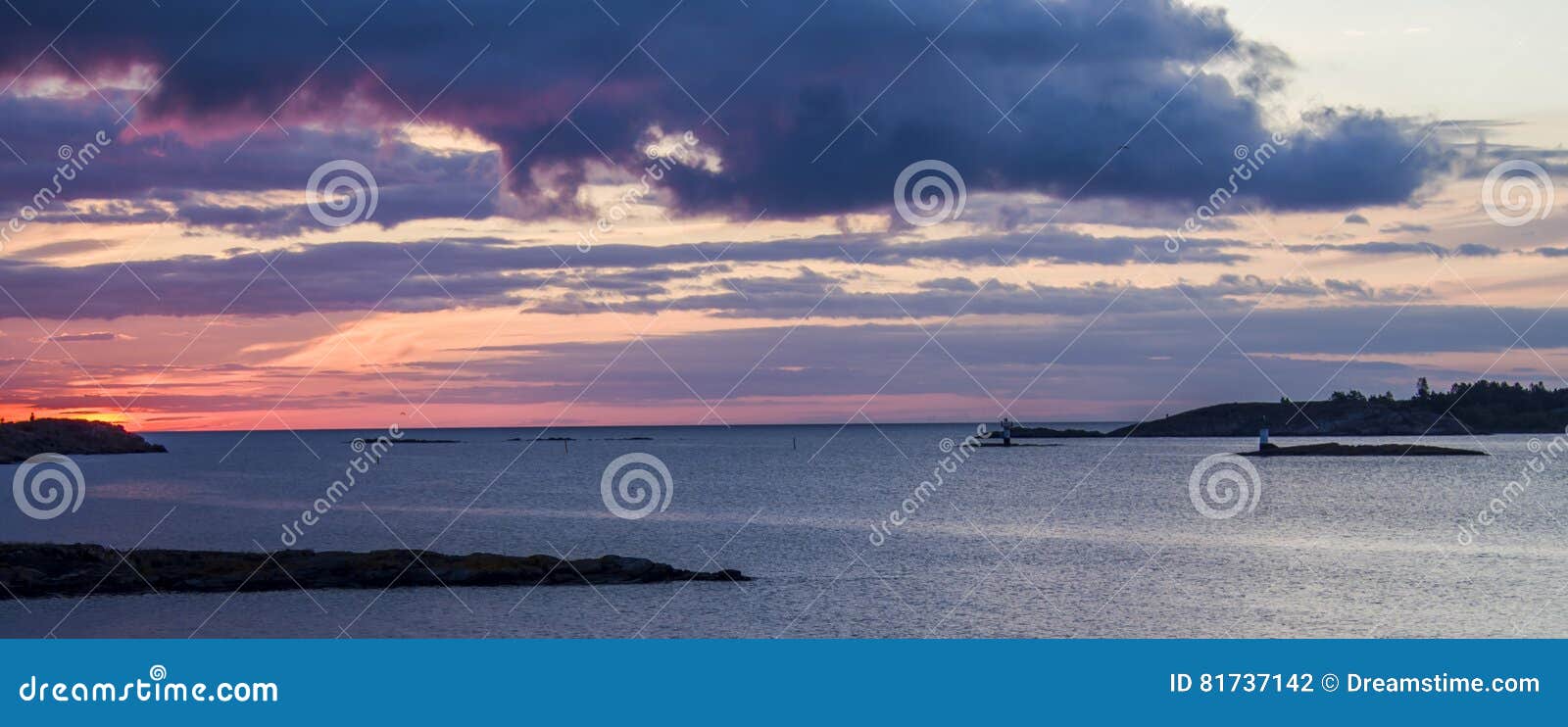 Zonsondergang door het overzees in Zweden