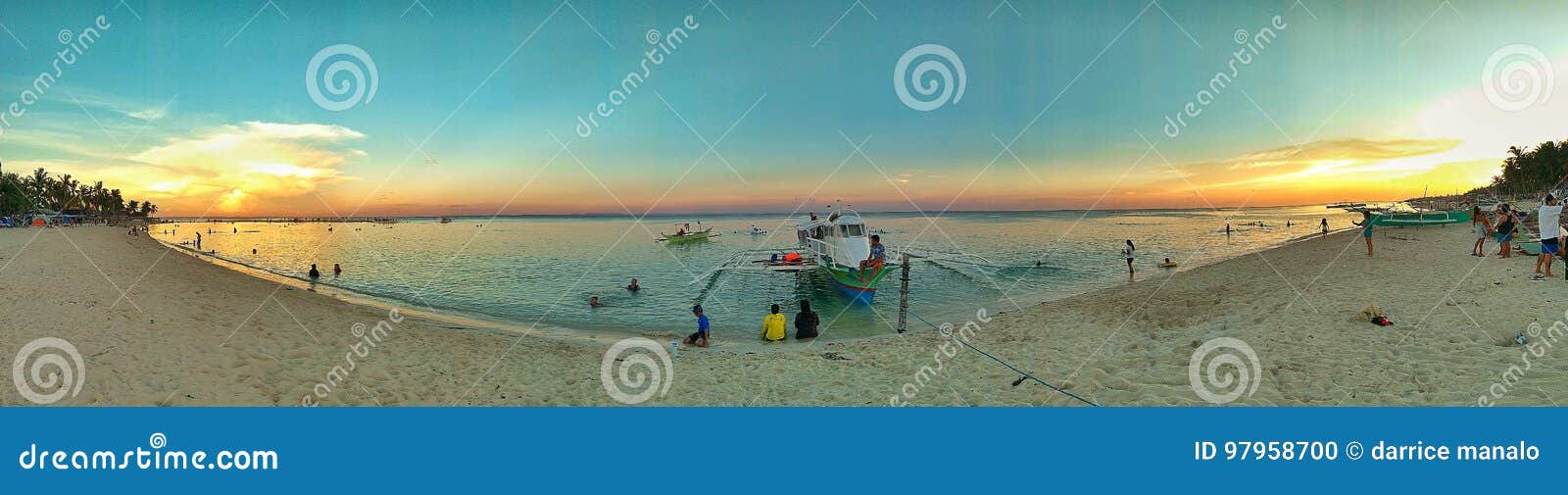 Zonsondergang door het strand. Sante Fe, Bantayan-Eiland, Cebu