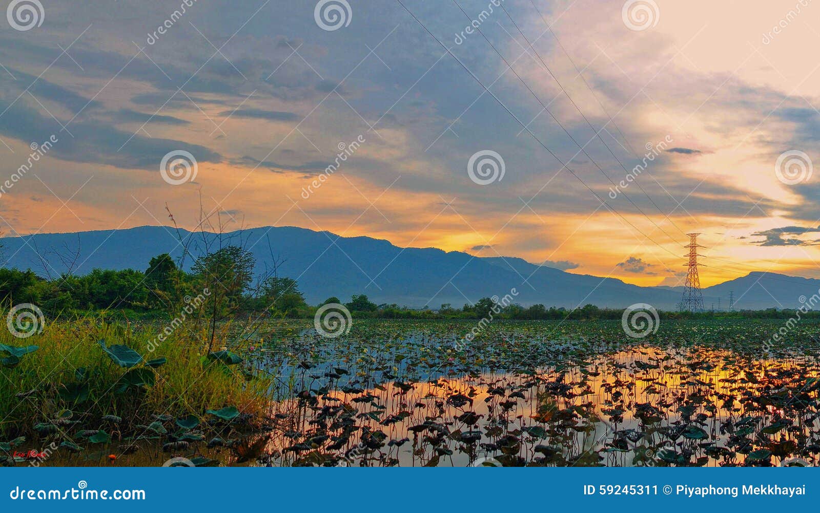 Zonsondergang en het meer met bergachtergrond