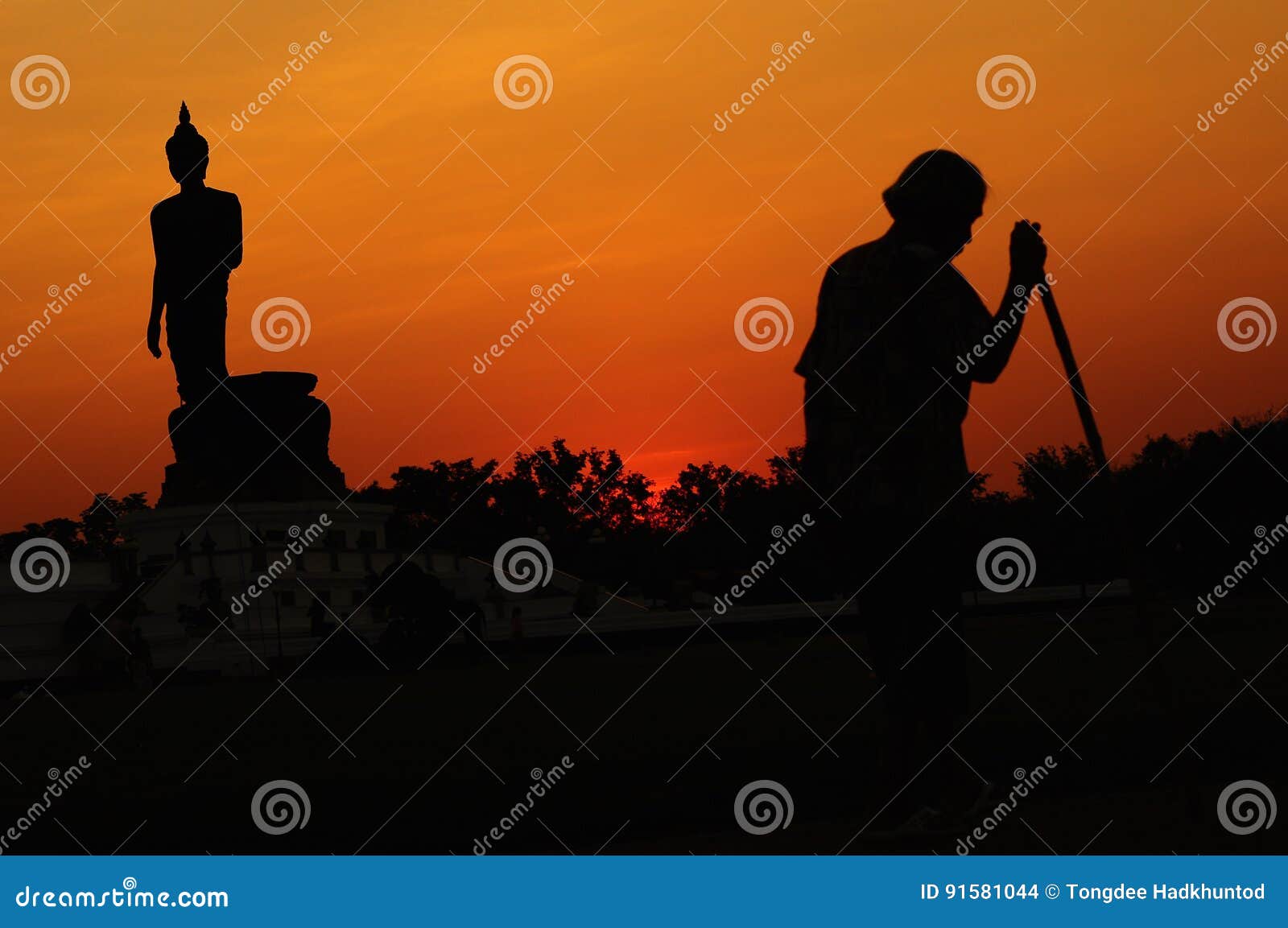 Zonsondergang op het beeld van Boedha op Thailand Putthamoltol