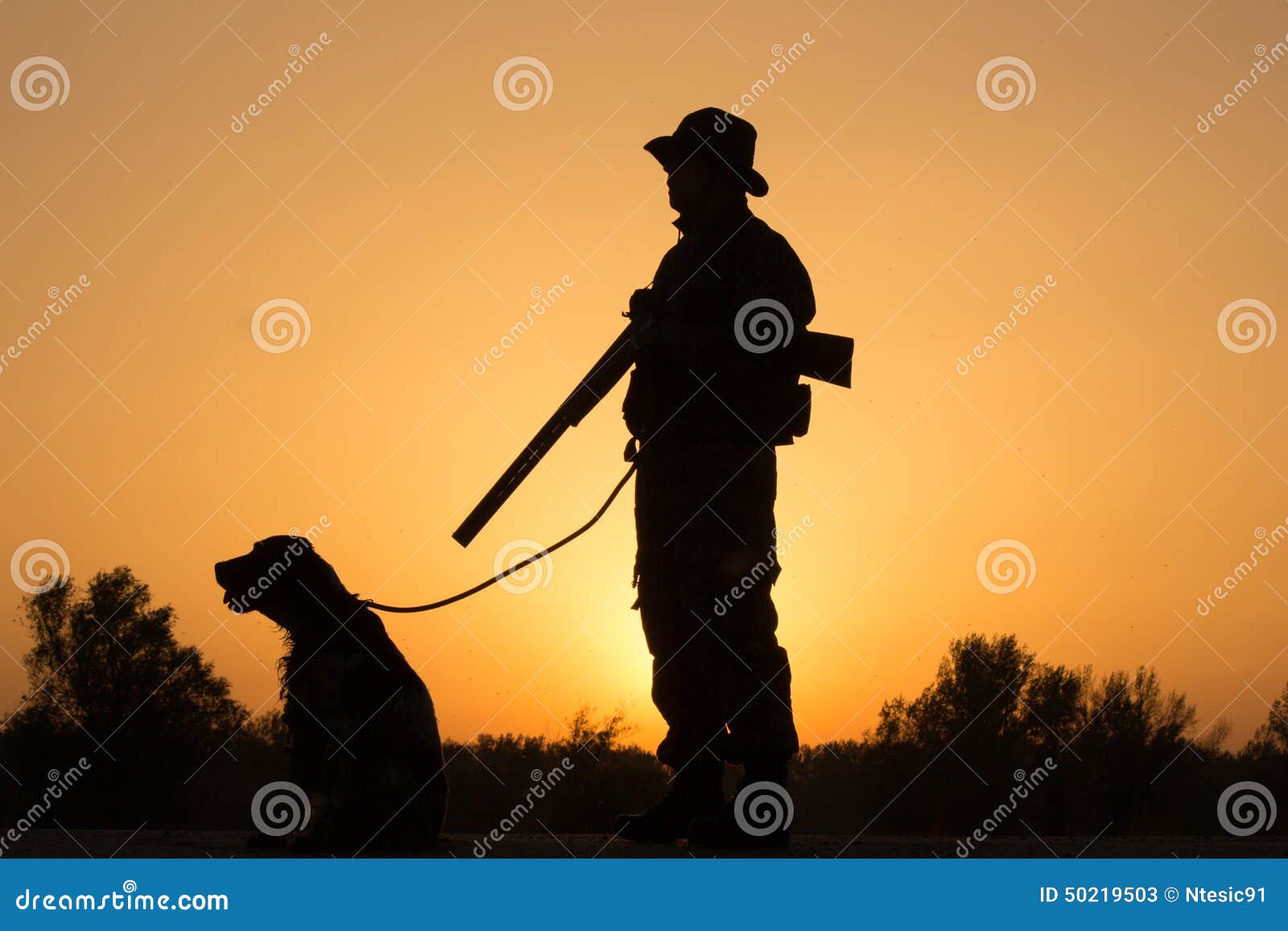 Zonsondergang Van Jager Met Een Hond Stock Afbeelding - Image Of Gebogen,  Verminderd: 50219503