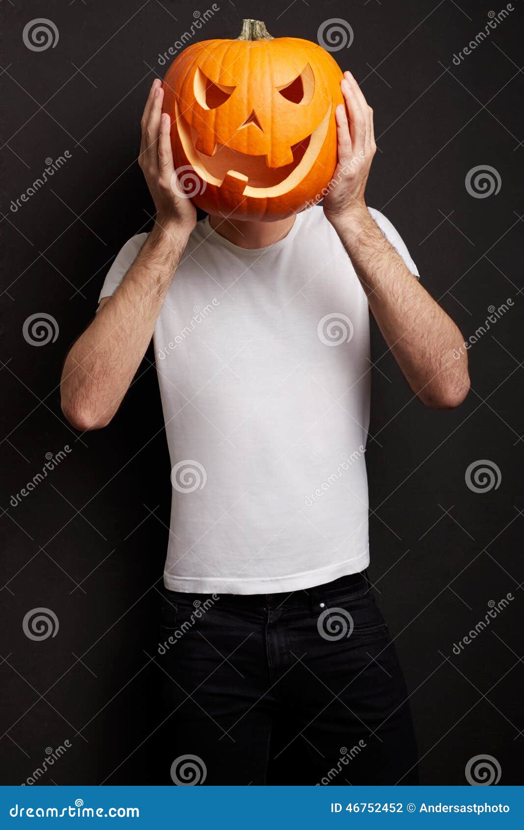 Zucca Di Halloween Sulla Testa Dell'uomo Fotografia Stock - Immagine di ...