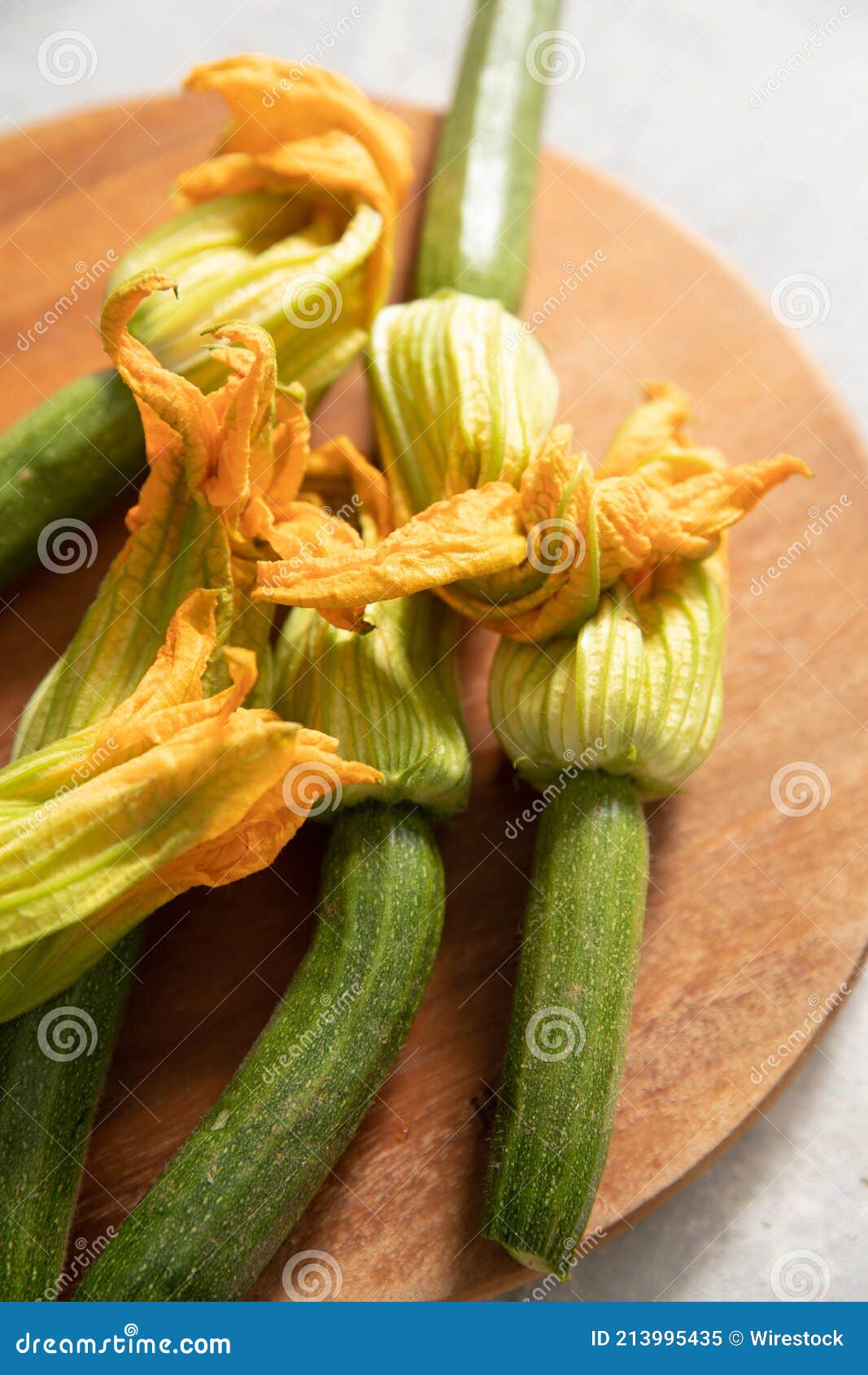 Zucchine Fresche O Zucchine Con Fiori Su Una Tavola Di Legno