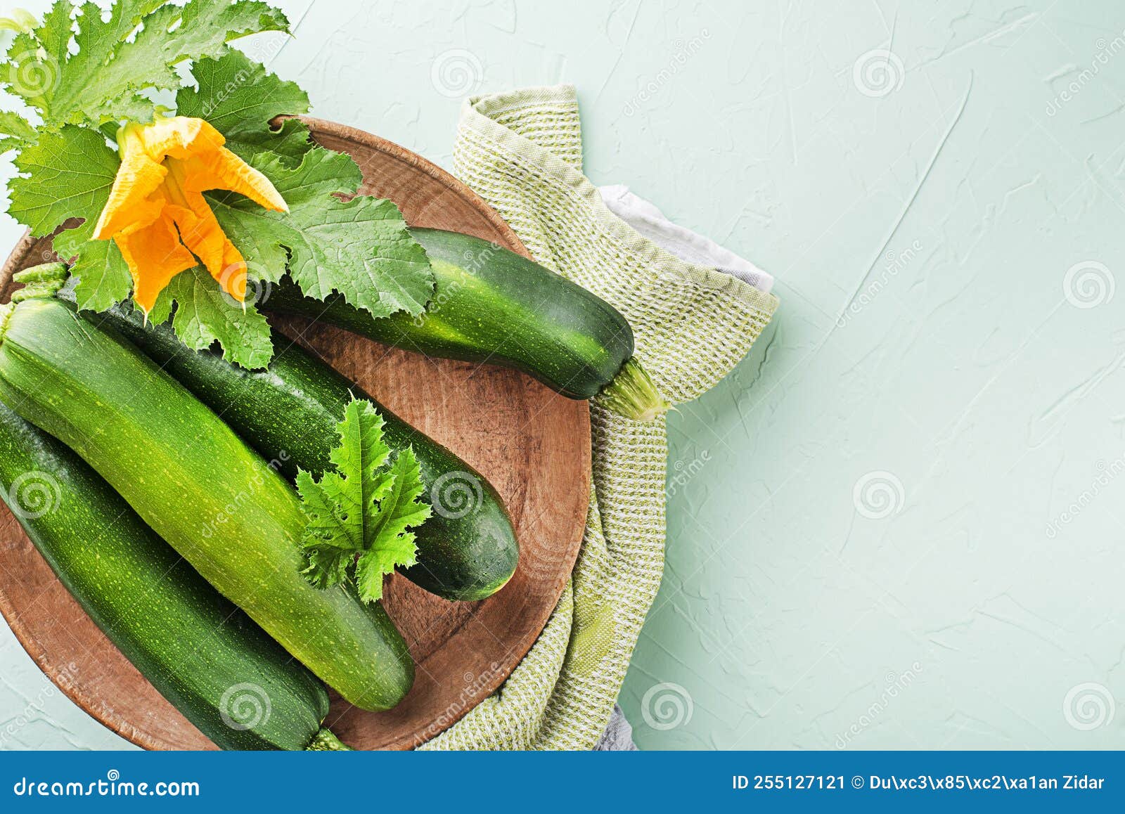 Zucchine fresche immagine stock. Immagine di pranzo - 255127121