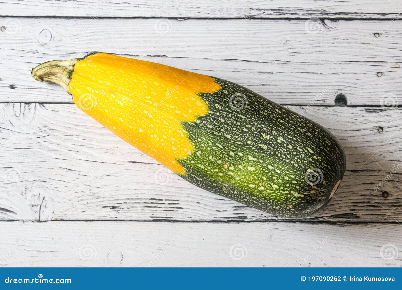 Zucchine Fresche Schiacciano Su Fondo Di Legno. Zucchine Di Due Colori  Giallo E Verde Fotografia Stock - Immagine di colorato, ricetta: 197090262