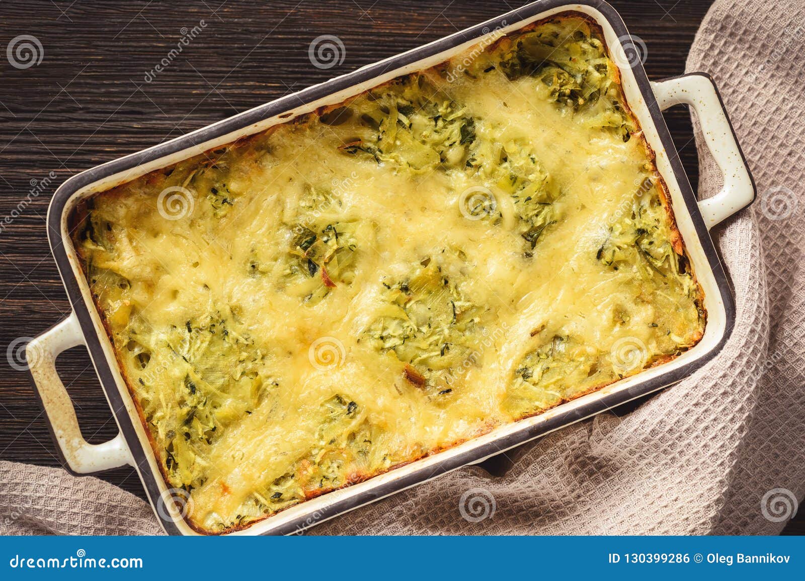 Zucchini Och Potatoeeldfast Form Med Ost, Vegetarisk Mat Arkivfoto