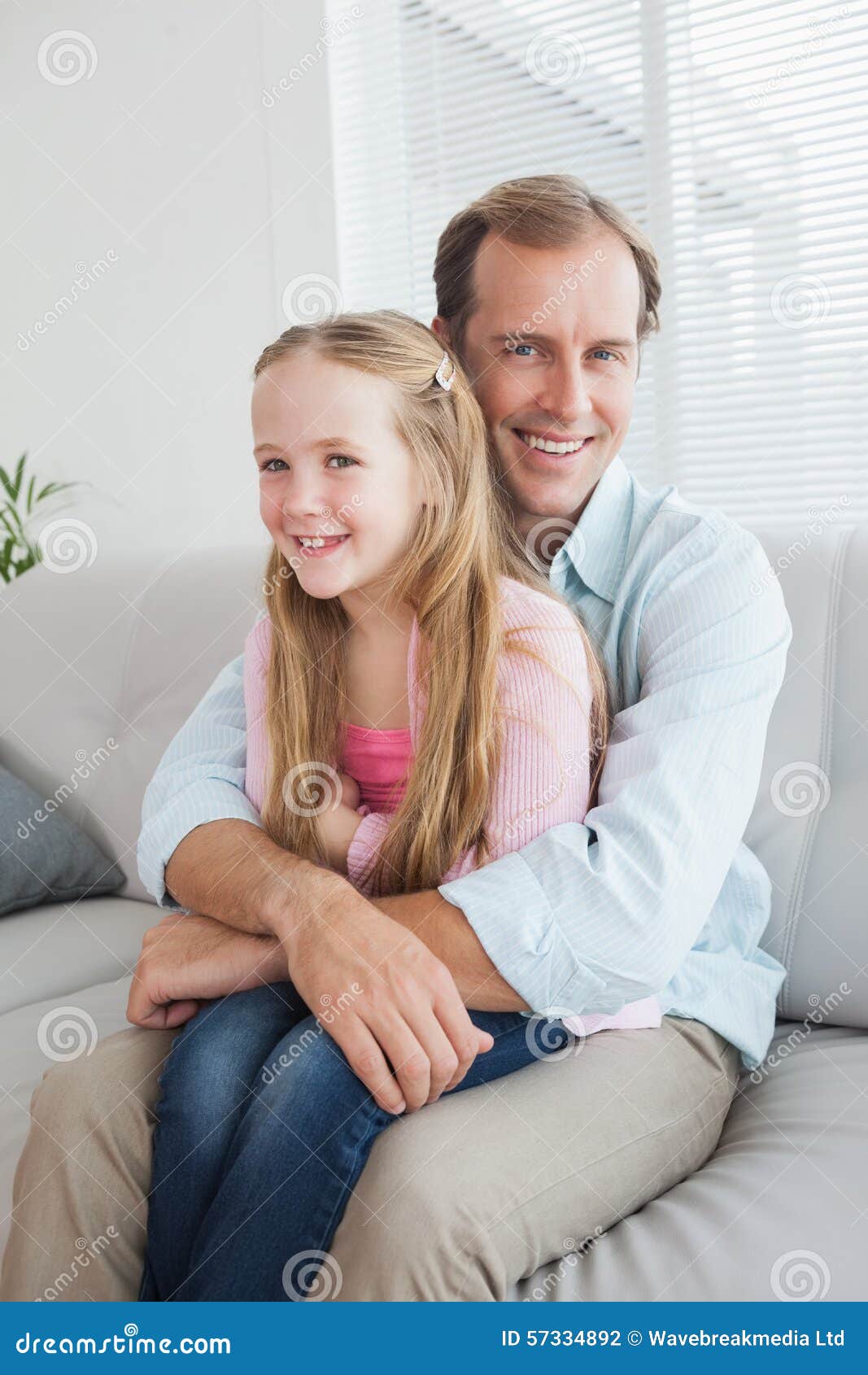 Dads teen daughter. Папа и дочка подросток. Daddy and дочь. Дочка на коленях у папы. Папа с дочкой несовершеннолетней.