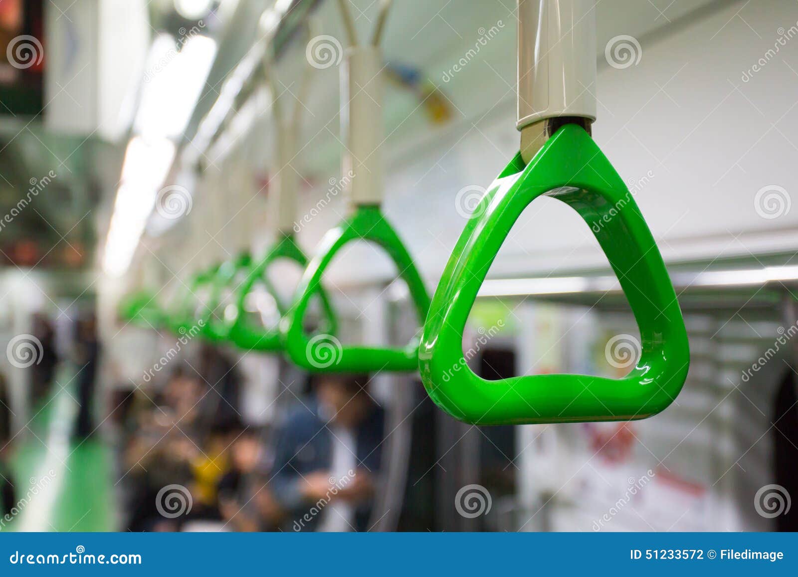 Zug-Wagen-Griff. Ein Griff für Passagiere in einem Seoul-Untergrundbahnwagen