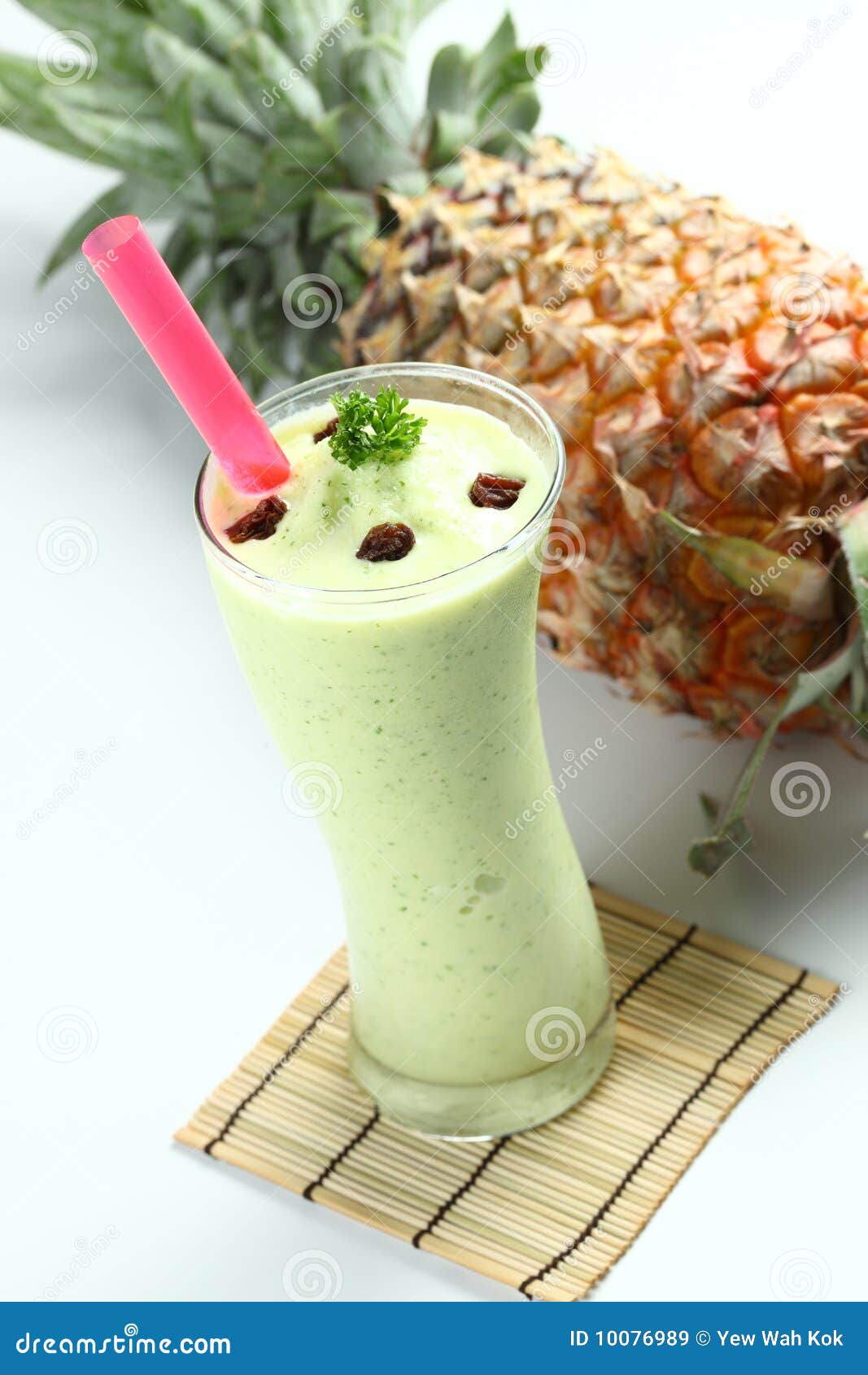 Un vidrio de zumo de fruta tropical