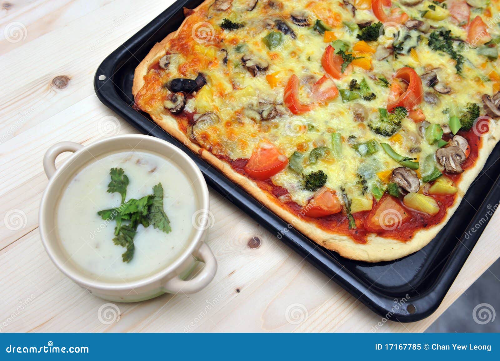 Zuppa e pizza di fungo immagine stock. Immagine di salsa - 17167785