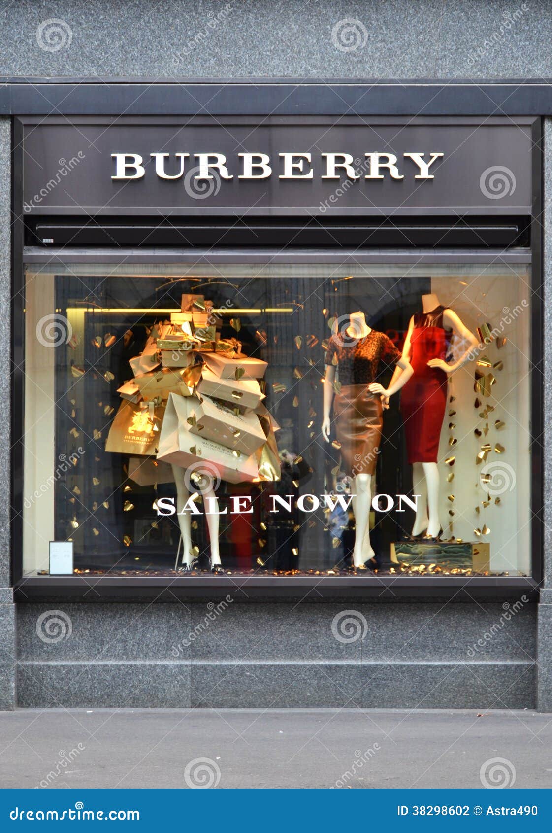 ZURICH, SWITZERLAND - DECEMBER 29, 2013 - Burberry Shop, a Briti Editorial  Photography - Image of city, watch: 38298602