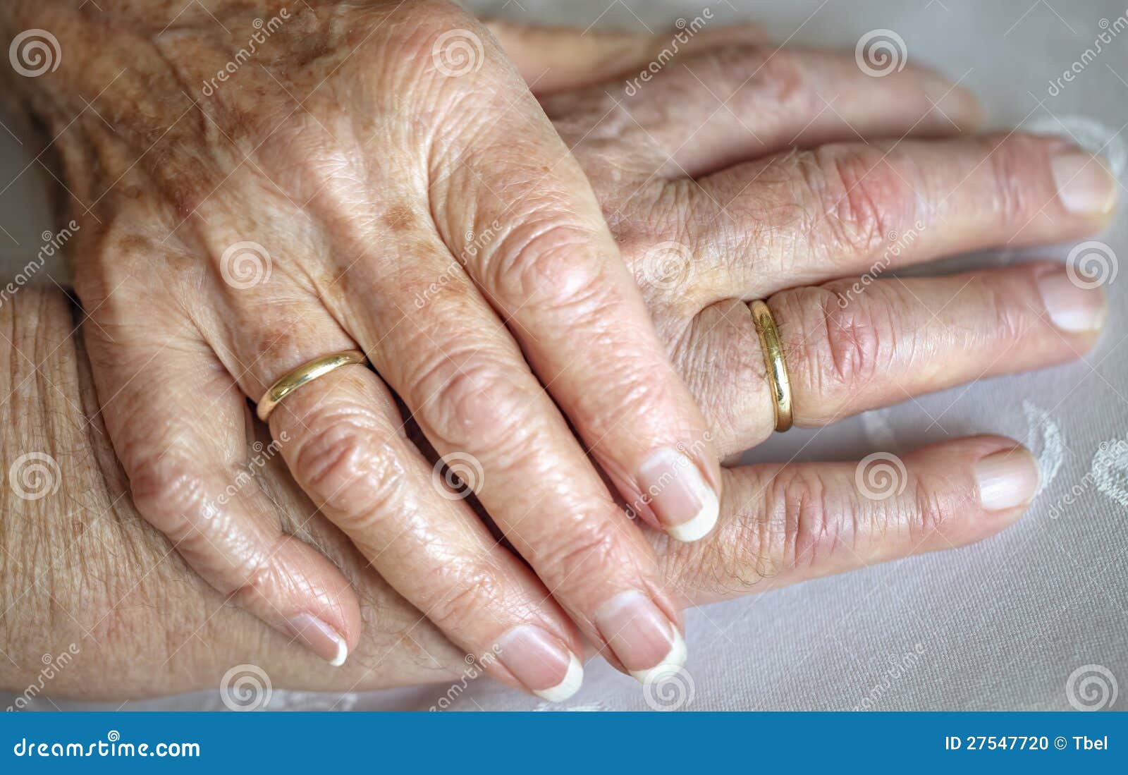 Zusammengehörigkeit ständig. Ältere Frau, welche die Hand ihres alten Ehemanns, nur Hände berührt