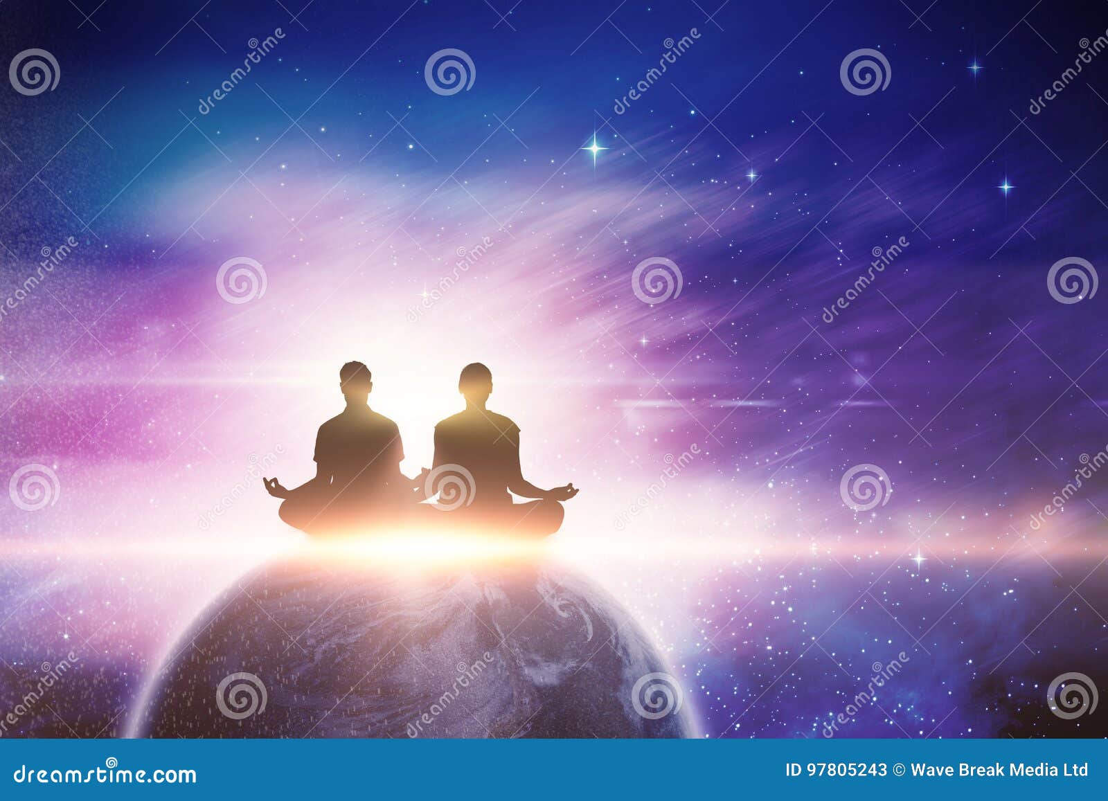 Zusammengesetztes Bild des Schattenbildmannes und -frau, die Meditation tun. Silhouettieren Sie die Männer und Frauen, die Meditation gegen digital zusammengesetztes Bild von bunten Lichtern tun