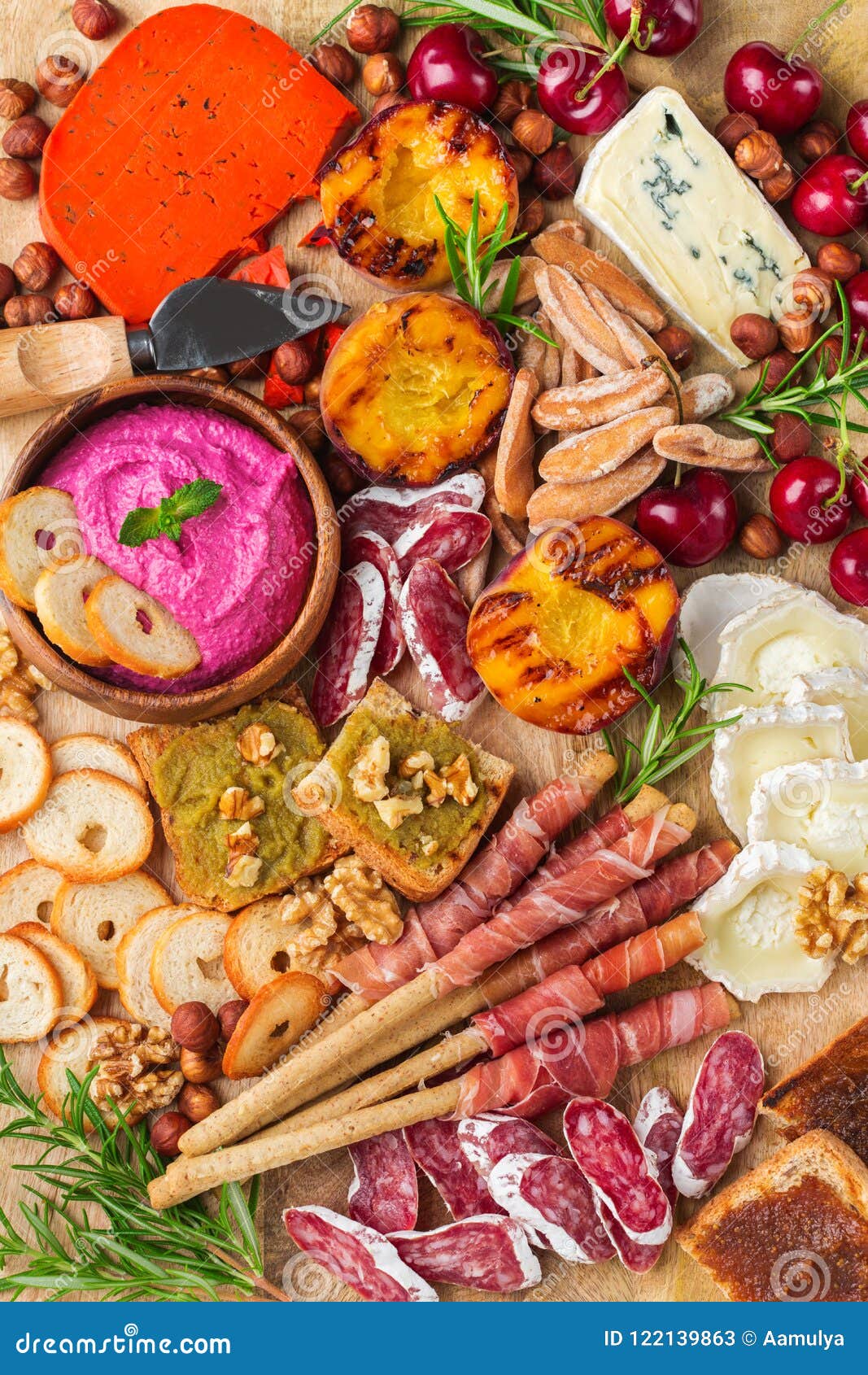 Zusammenstellung Von Spanischen Tapas Oder Von Italienischen Antipasti Mit Hummus Stockbild