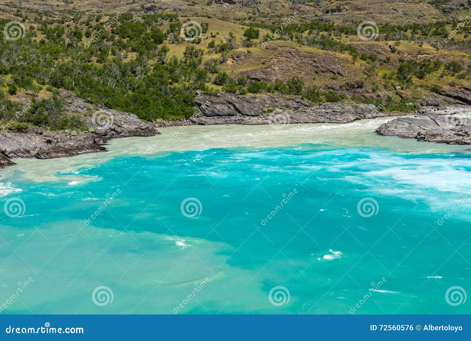 Zusammenströmen von Bäckerfluß und von Neff-Fluss, Chile. Zusammenströmen von Bäckerfluß und von Neff-Fluss im Patagonia (Chile)