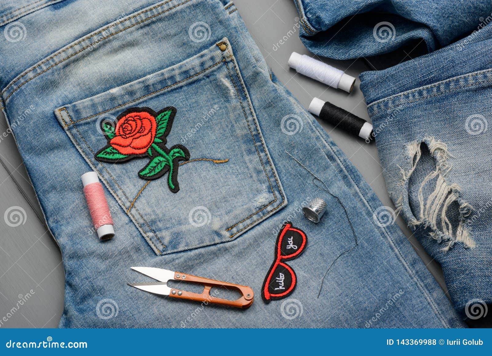 Zutreffen Von Gestickten Flecken Auf Jeans Stockfoto - Bild von blume,  umarbeitung: 143369988