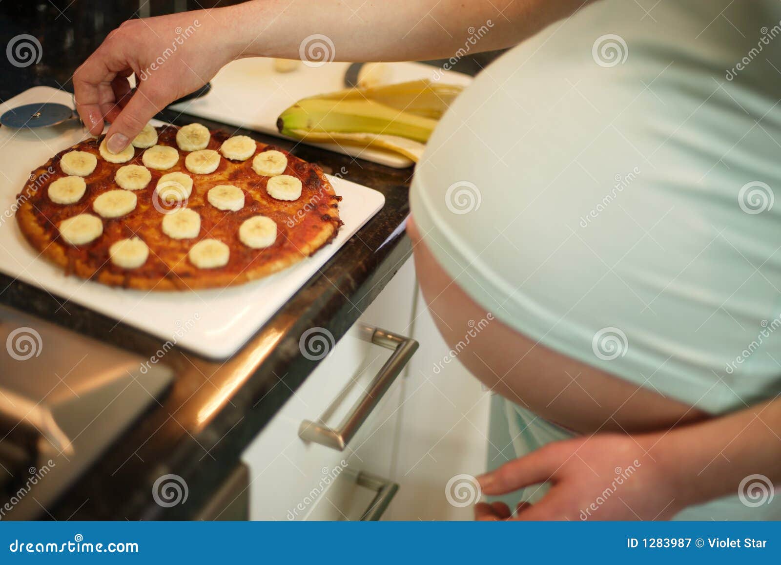 Zwangere Het Eten Pizza En Banaan Stock Afbeelding Image of banaan