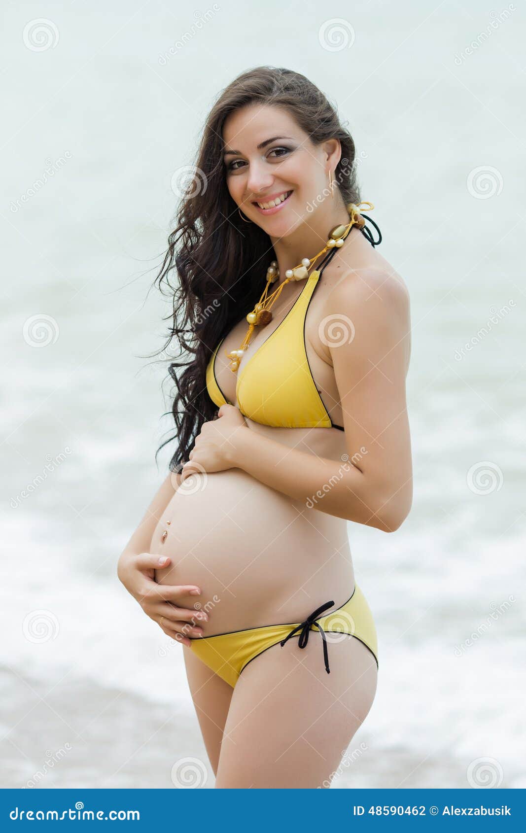 Zwangere Vrouw in Gele Bikini Bij Het Overzees Stock Foto Image of