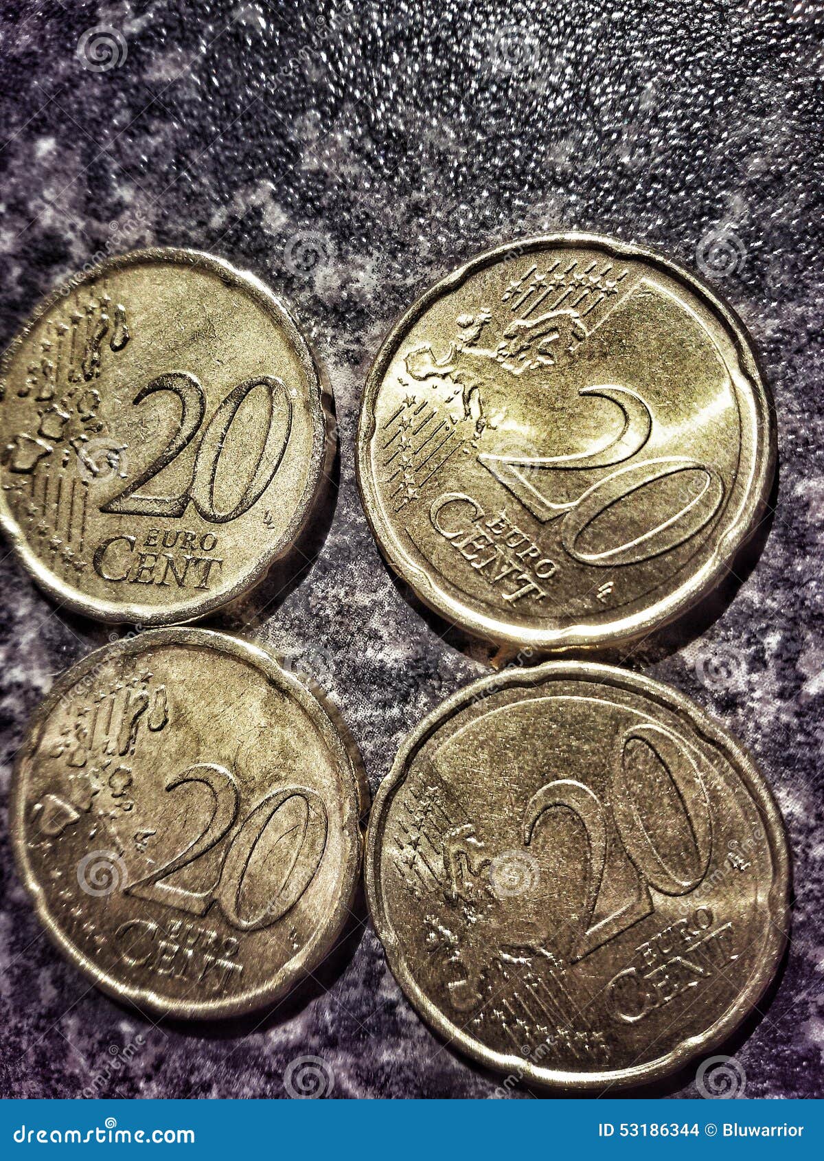 Nahaufnahmeansicht von vier zwanzig Centeuromünzen