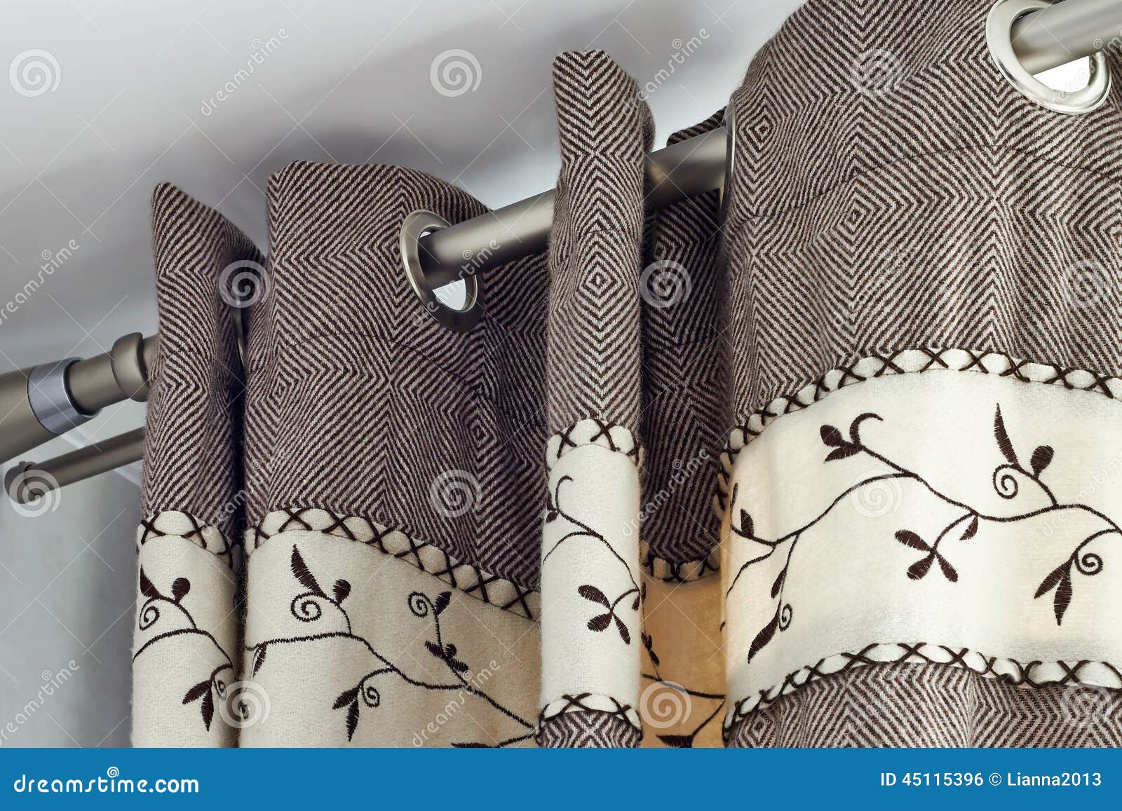 Zware Wollen Gordijnen Met Ring-hoogste Spoor Stock Foto ... Zware Wollen Gordijnen Met Ring-hoogste Spoor Stock Foto ...