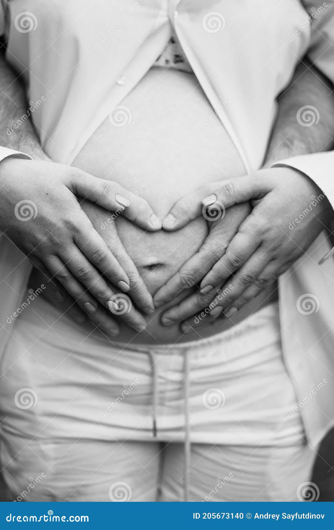 Zwart. Mannen Dragen De Buik Van Een Zwangere Vrouw. Stock Foto - Image ...