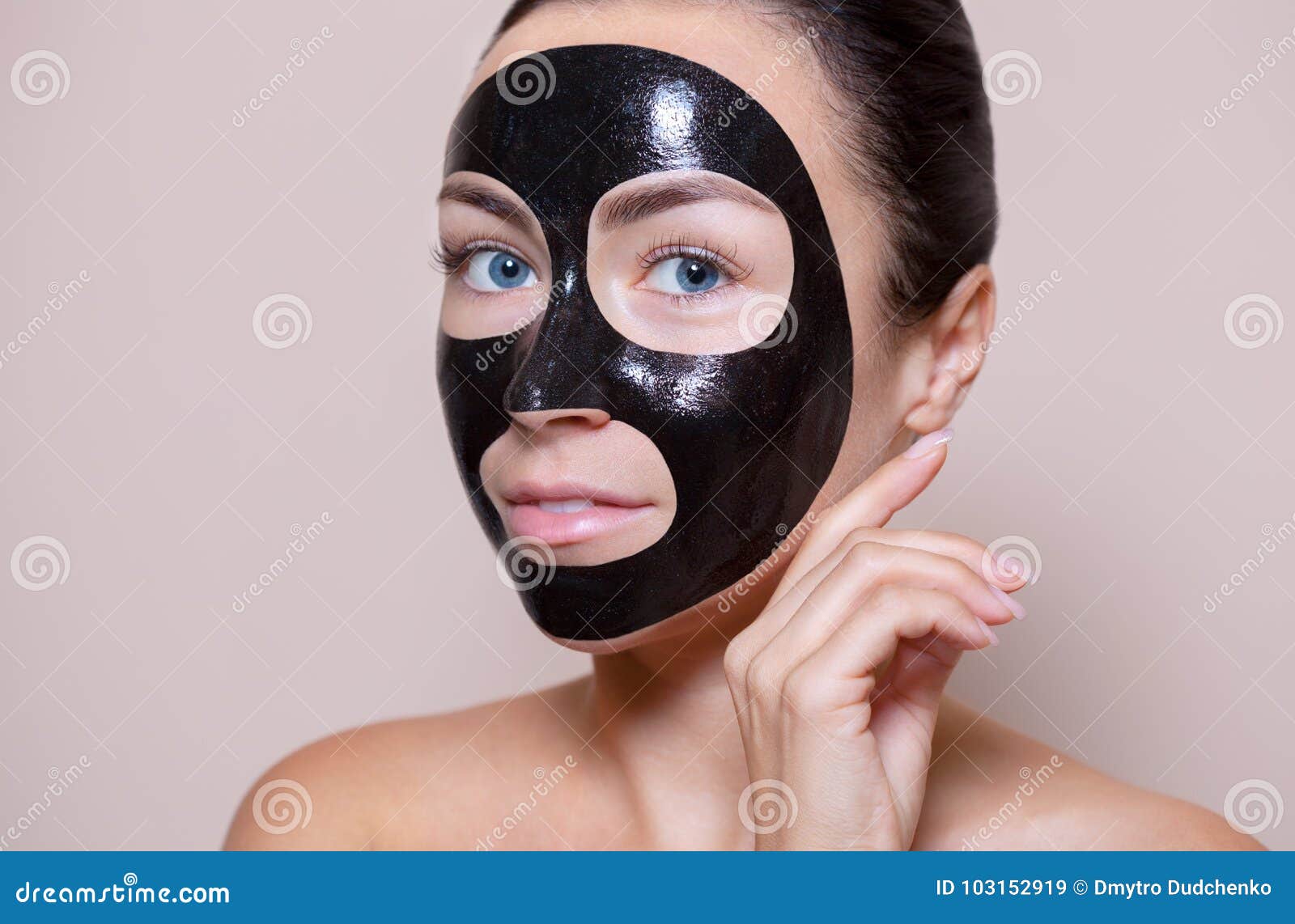 Voorvoegsel pack Raap Zwart Masker Op Het Gezicht Van Een Mooie Vrouw Kuuroordbehandelingen En  Huidzorg in De Schoonheidssalon Stock Afbeelding - Image of masker,  dermatologie: 103152919
