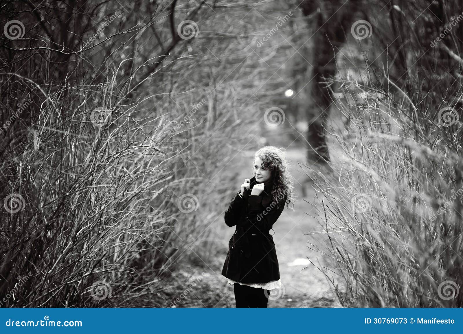 Zwart-wit de herfstportret van een jonge vrouw