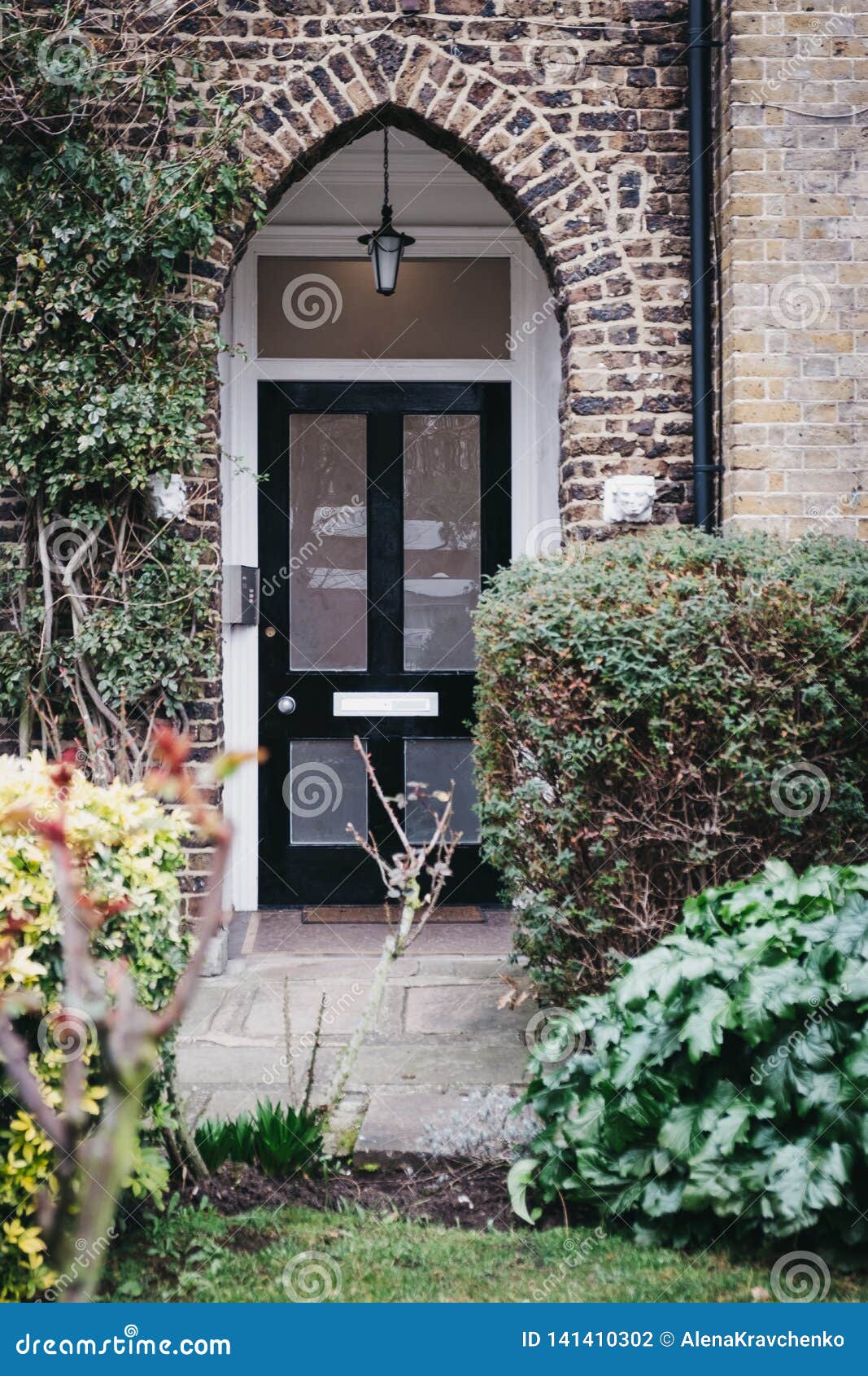 eetlust Vijandig Depressie Zwarte Deur Op Een Traditioneel Engels Huis in Londen, Het UK Stock Foto -  Image of deur, buitenkant: 141410302