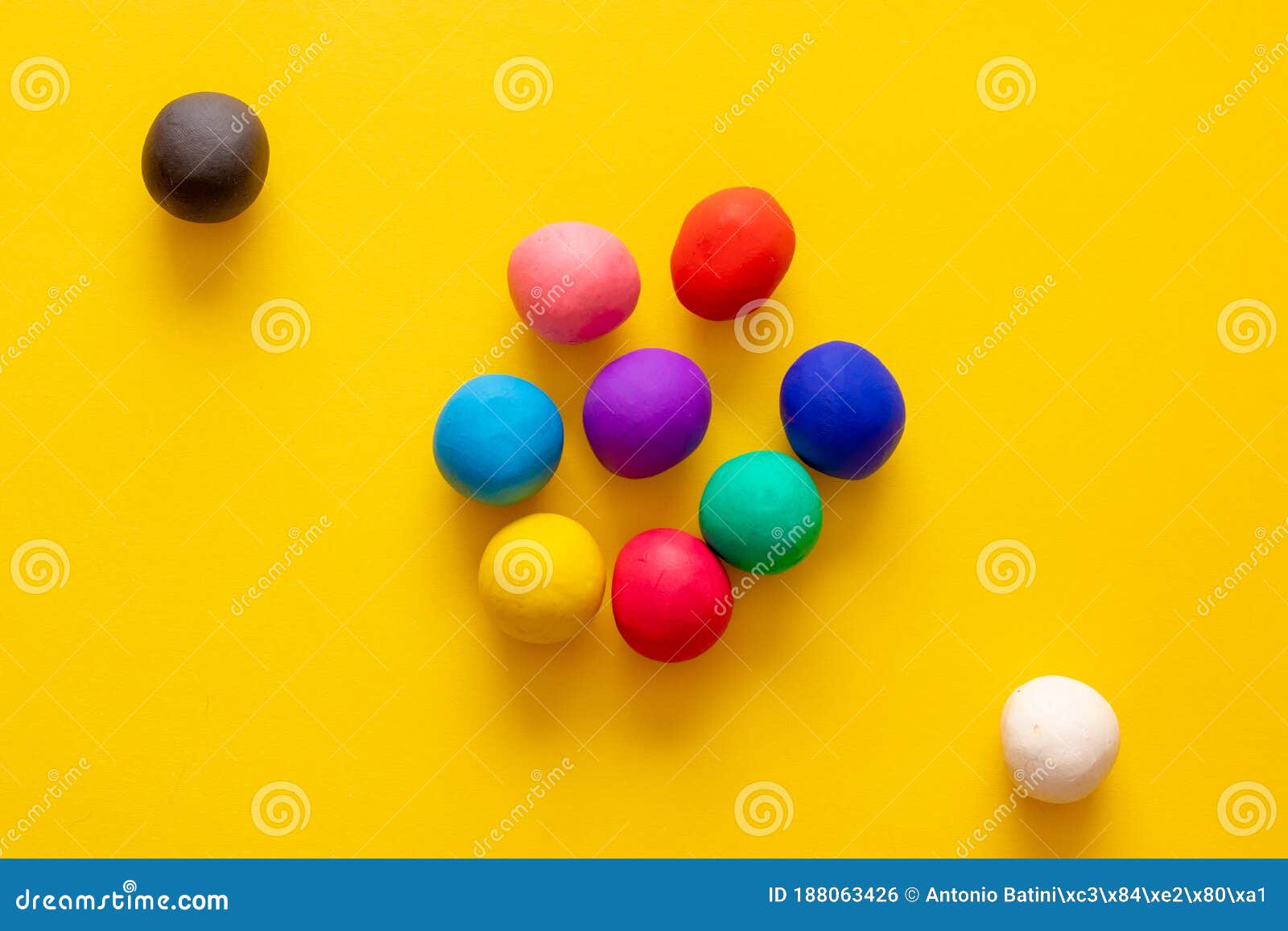 les buiten gebruik Meesterschap Zwarte En Witte Plastic Bolletjes Gescheiden Van Vele Andere Kleurrijke Plastic  Bolletjes Op Gele Achtergrond. Begrippen Van Uitsl Stock Foto - Image of  vrijheid, verschil: 188063426