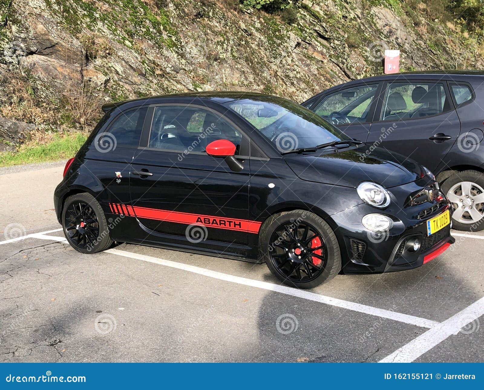 Zwarte Fiat 500 Abarth foto. of auto - 162155121