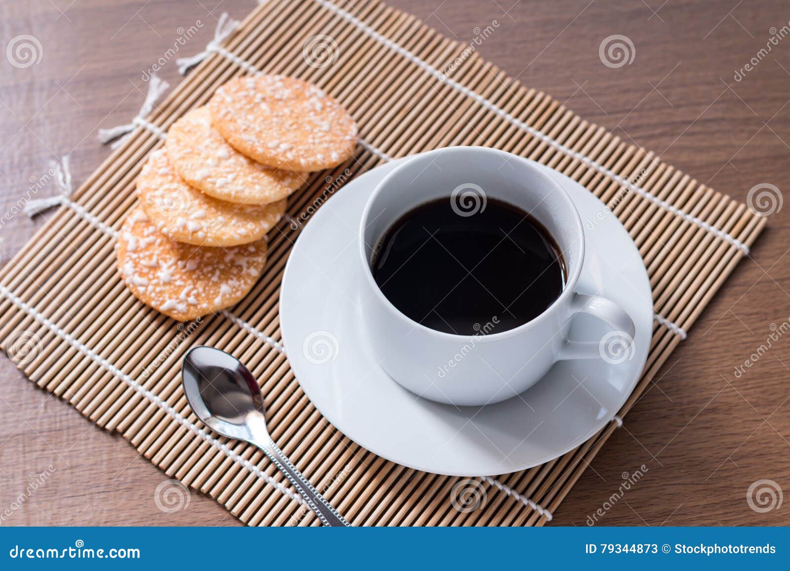 Zwarte Koffie in Witte Kop En Knapperige Rijstcrackers Met Op Woode ...