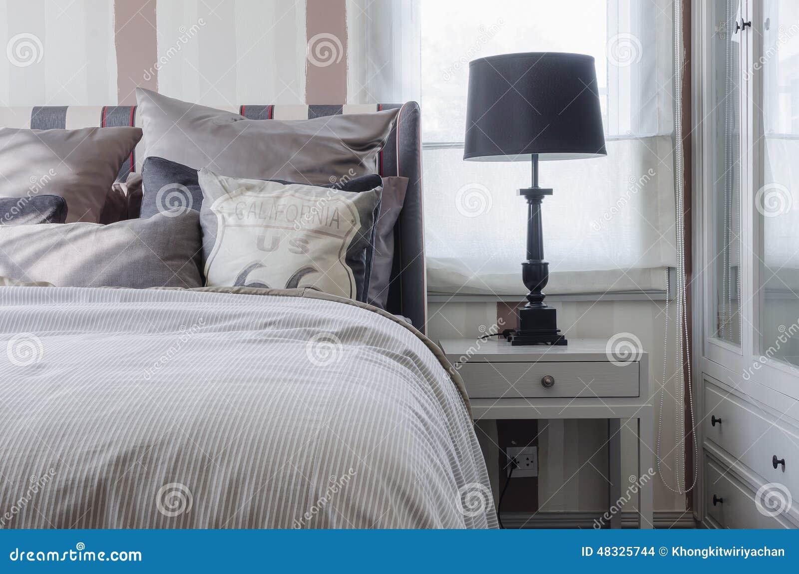 Zwarte lamp op grijze lijst in slaapkamer stock foto afbeelding ...