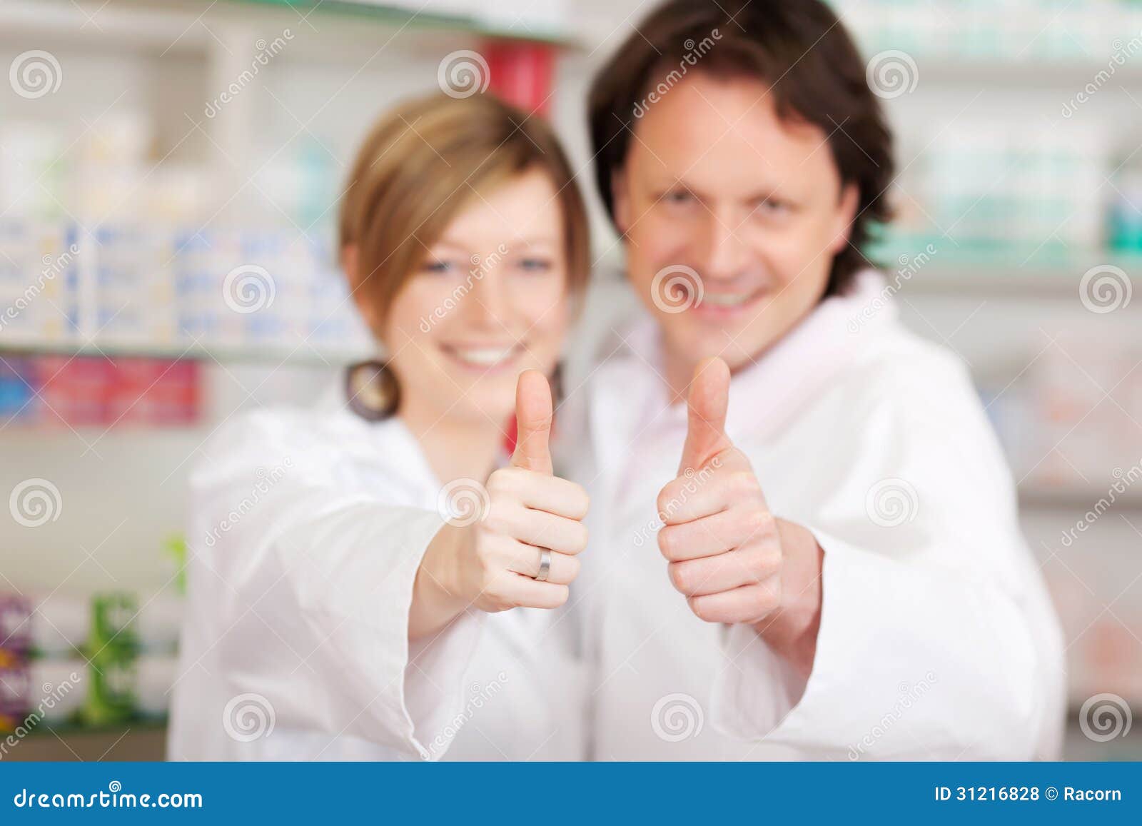 Zwei Apotheker, Die Sich Daumen Zeigen Stockfoto Bild von glücklich